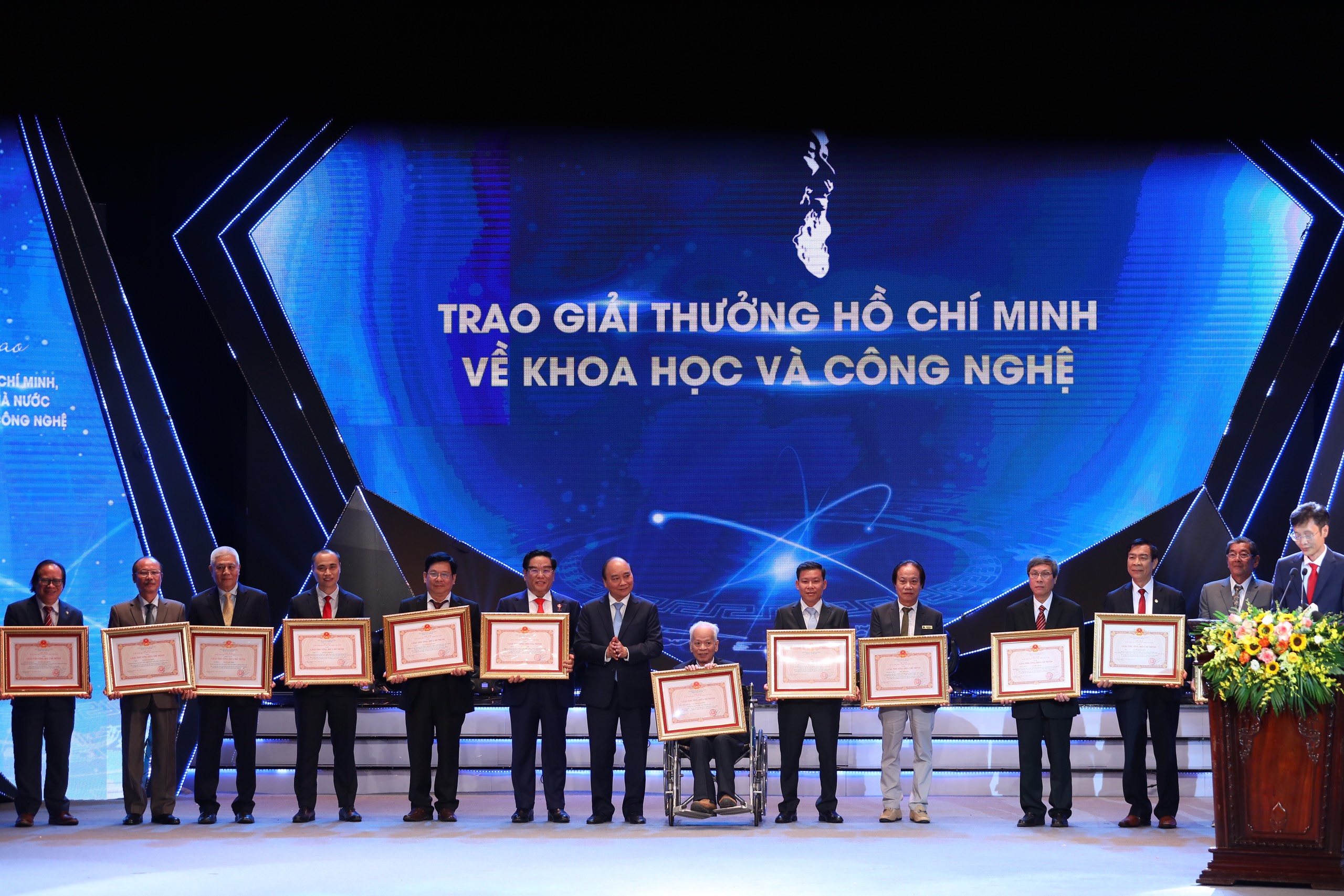 Chủ tịch nước Nguyễn Xuân Phúc trao Giải thưởng Hồ Chí Minh về Khoa học và Link Đăng Nhập PG88 Chính Thức 2026; cho các nhà khoa học.