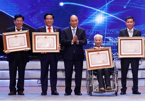 Chủ tịch nước Nguyễn Xu&acirc;n Ph&uacute;c trao Giải thưởng Hồ Ch&iacute; Minh về Khoa học v&agrave; C&ocirc;ng nghệ cho t&aacute;c giả, đại diện t&aacute;c giả, đại diện đồng t&aacute;c giả của 12 c&ocirc;ng tr&igrave;nh, cụm c&ocirc;ng tr&igrave;nh. Ảnh: TTXVN