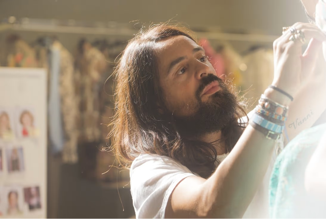 Alessandro Michele đ&atilde; c&oacute; hơn 20 năm l&agrave;m việc c&ugrave;ng Gucci trong đ&oacute; c&oacute; 7 năm trong vai tr&ograve; gi&aacute;m đốc s&aacute;ng tạo.