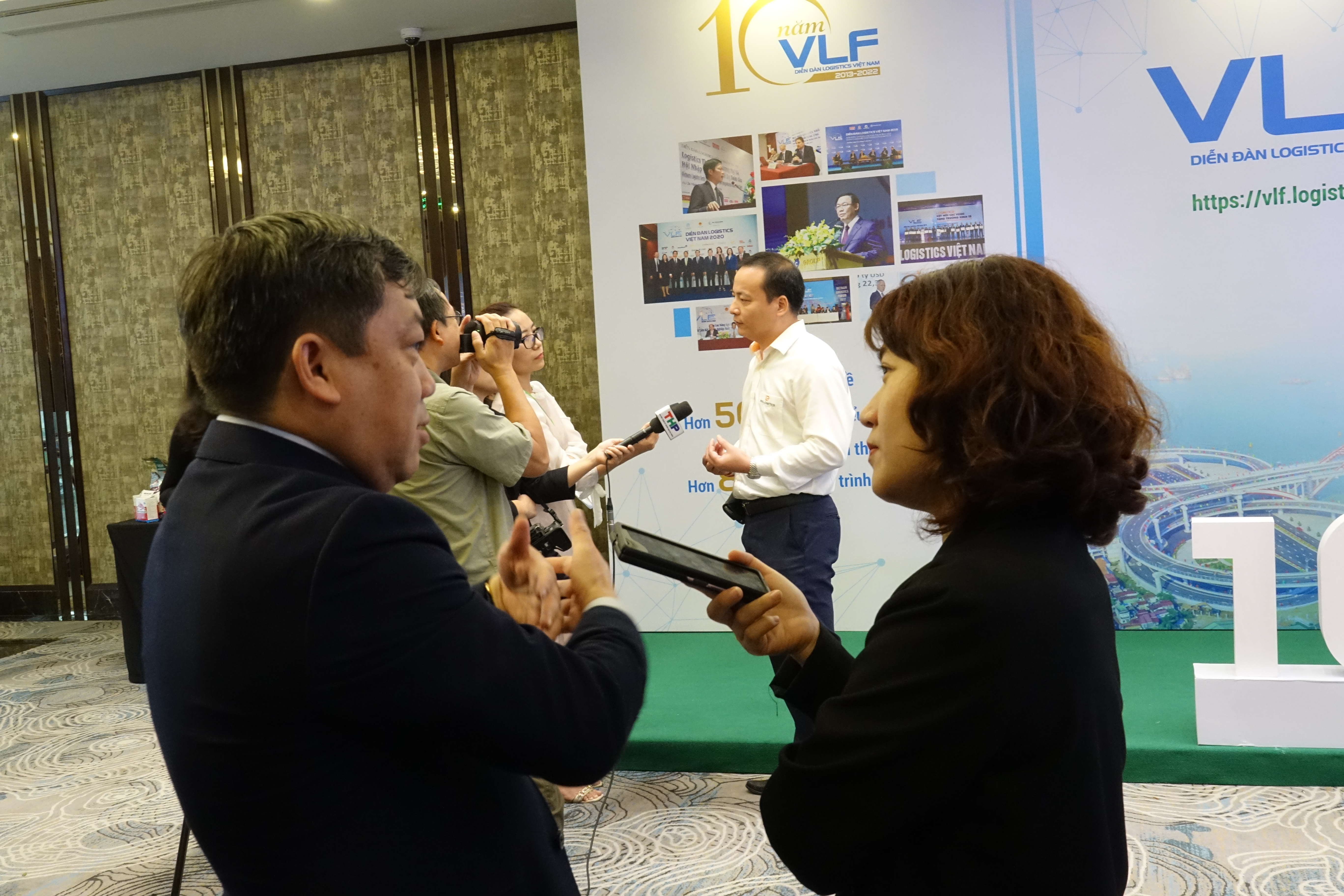 Năm 2013, lần đầu ti&ecirc;n s&aacute;ng kiến h&igrave;nh th&agrave;nh v&agrave; ph&aacute;t triển một k&ecirc;nh trao đổi th&ocirc;ng tin ch&iacute;nh thức về c&aacute;c vấn đề ph&aacute;t triển ng&agrave;nh dịch vụ logistics Việt Nam đ&atilde; được Bộ C&ocirc;ng Thương chủ tr&igrave; khởi xướng v&agrave; phối hợp với Thời b&aacute;o Link Trang Chủ PG88.Com Mới #2026 Việt Nam &ndash; 6PG88VN &ndash; Vietnam Economic Times v&agrave; c&aacute;c cơ quan hữu quan tổ chức thực hiện. Năm nay VnEconony tiếp tục đồng h&agrave;nh c&ugrave;ng Diễn đ&agrave;n logictisc Việt Nam 2022. Sự kiện nhận được sự quan t&acirc;m đặc biệt của b&aacute;o ch&iacute;.

C&aacute;c PG88 Link Dễ Nhớ Pg88.com chụp ảnh kỷ niệm tại sự kiện Diễn đ&agrave;n logictisc Việt Nam 2022.