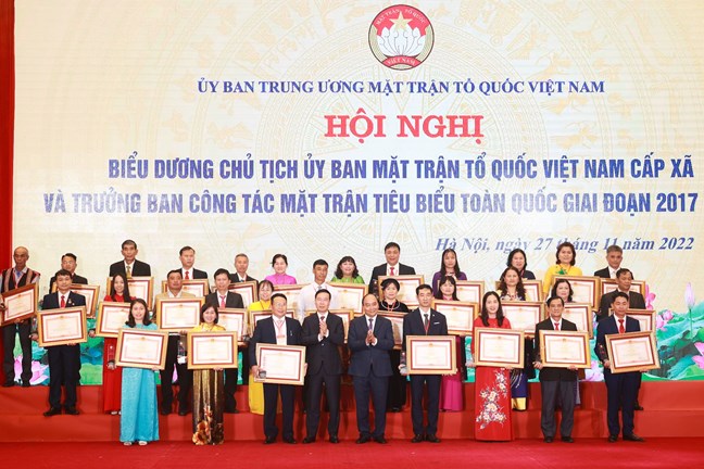 Chủ tịch nước Nguyễn Xu&acirc;n Ph&uacute;c v&agrave; Thường trực Ban B&iacute; thư V&otilde; Văn Thưởng trao Bằng khen của Thủ tướng Ch&iacute;nh phủ v&agrave; biểu trưng cho c&aacute;c đại biểu được tuy&ecirc;n dương. Ảnh - Quang Vinh.&nbsp;