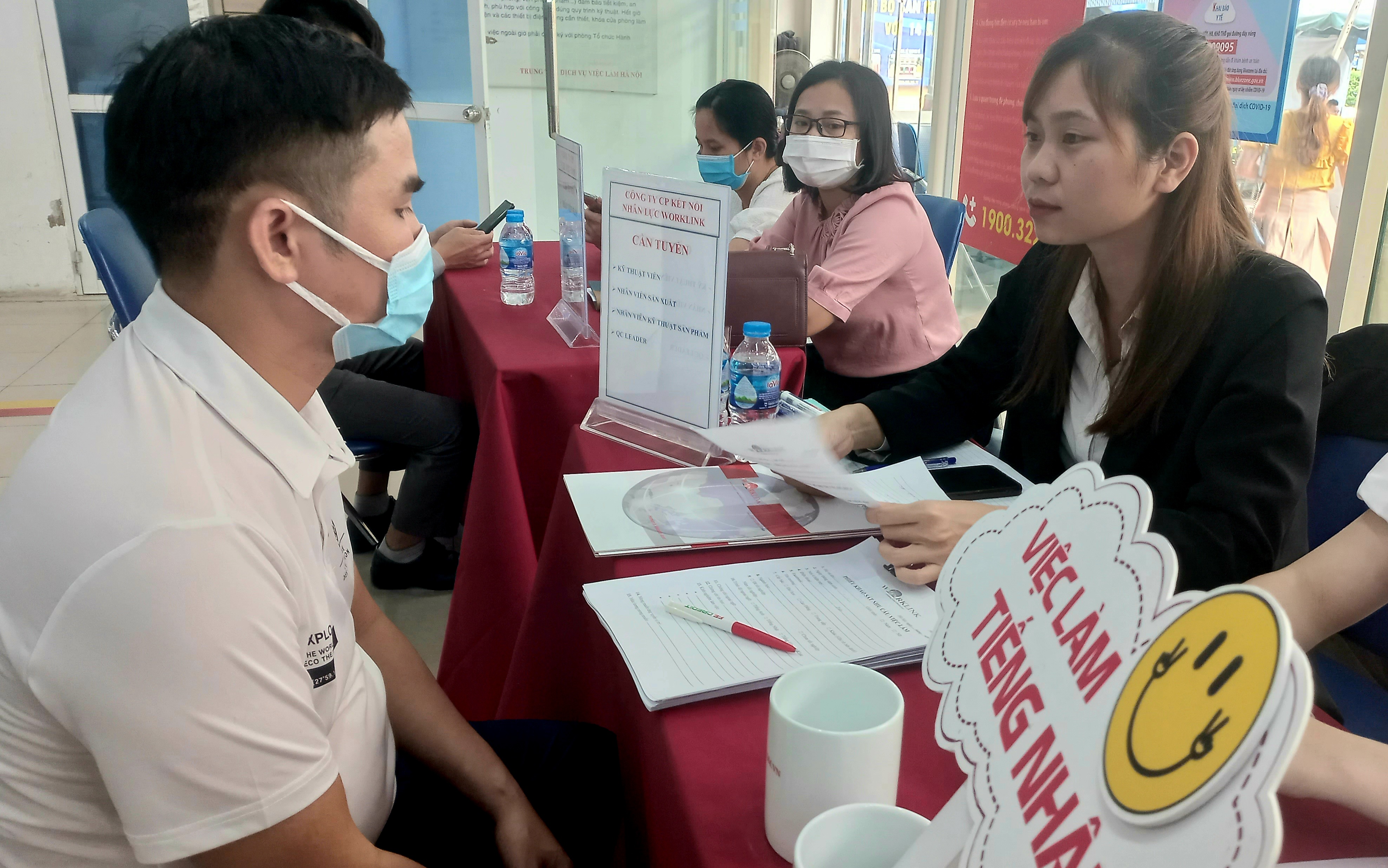 PG88 Sòng bạc trực tuyến TOP 1 Việt Nam | Casino, Nổ Hũ t&igrave;m việc tại phi&ecirc;n giao dịch việc l&agrave;m ở H&agrave; Nội th&aacute;ng 11/2022. Ảnh - Nhật Dương.&nbsp;