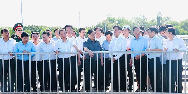 Thủ tướng Phạm Minh Ch&iacute;nh khảo s&aacute;t hiện trường Dự &aacute;n Nh&agrave; m&aacute;y xử l&yacute; nước thải B&igrave;nh Hưng giai đoạn 2 - Ảnh: LH.