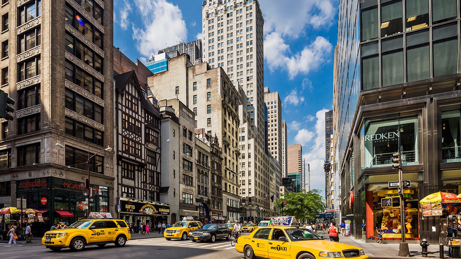 Khu đại lộ số 5 New York với những t&ograve;a nh&agrave; cao ốc nổi tiếng l&agrave; địa chỉ v&agrave;ng cho những thương hiệu h&agrave;ng đầu.