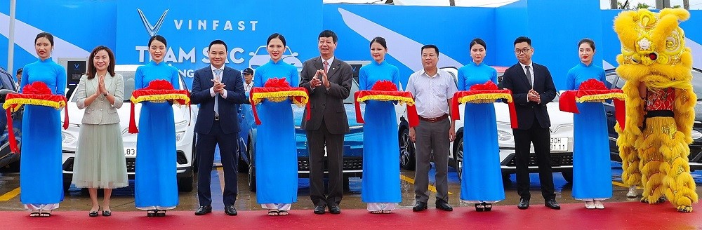 Lãnh đạo tỉnh Khánh Hòa, lãnh đạo Petrolimex và VinFast cắt băng khai trương trạm sạc xe điện VinFast tại Cửa hàng xăng dầu Petrolimex số 29, đường Trần Quý Cáp, phường Ninh Hiệp, thị xã Ninh Hòa, tỉnh Khánh Hòa vào sáng ngày 14/10/1022.