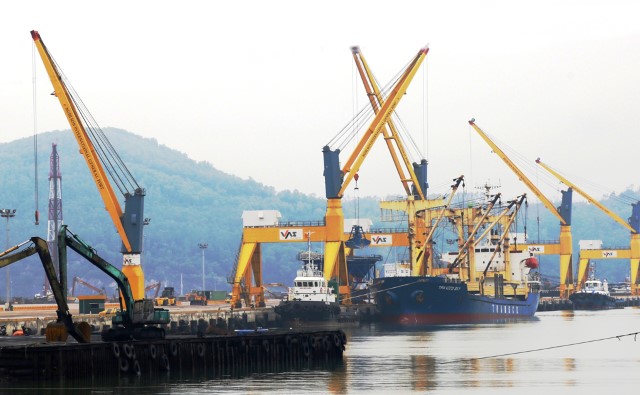 Xếp dỡ h&agrave;ng h&oacute;a tại Cảng Nghi Sơn