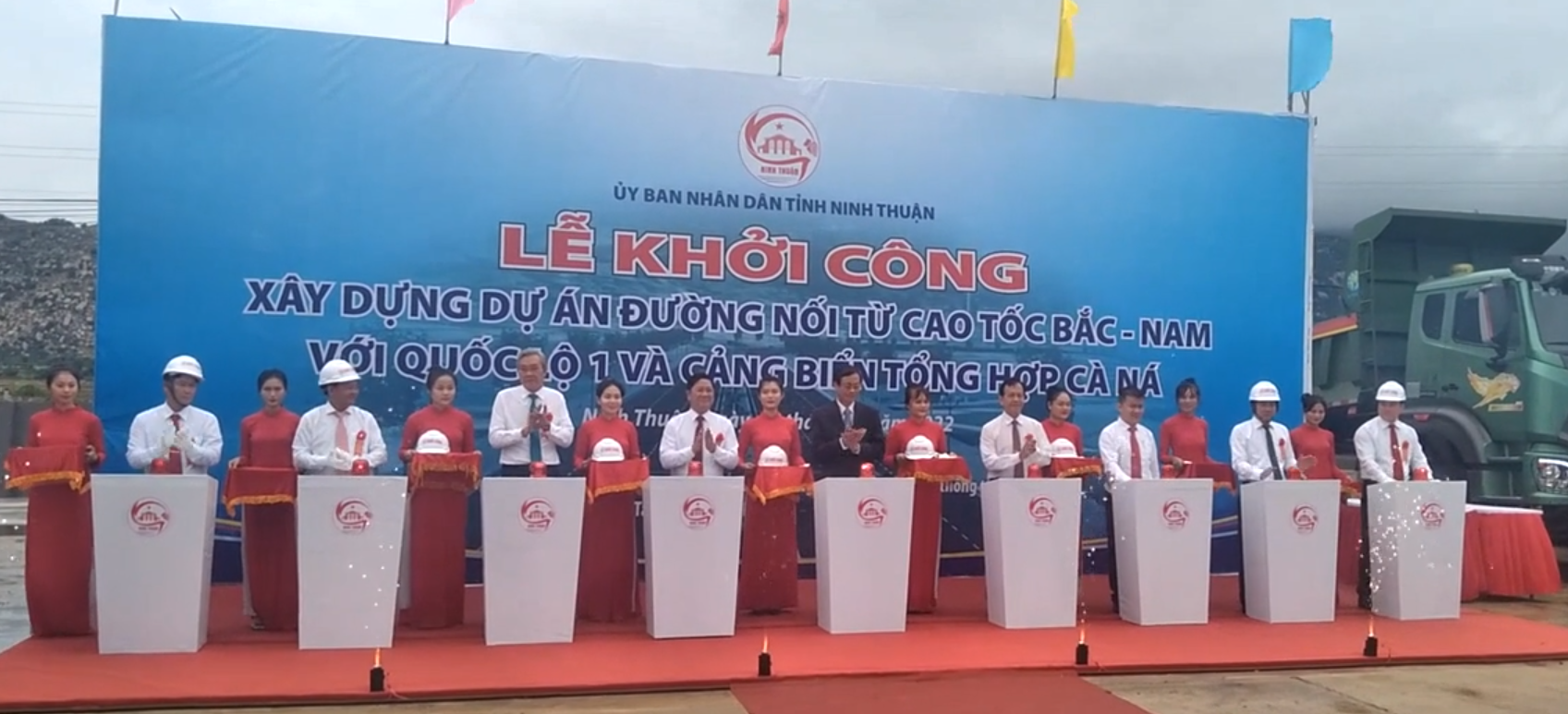 Lễ&nbsp;khởi c&ocirc;ng x&acirc;y dựng đường nối từ&nbsp;cao tốc Bắc - Nam&nbsp;đoạn Cam L&acirc;m - Vĩnh Hảo với Quốc lộ 1 ra Cảng biển tổng hợp C&agrave; N&aacute;.