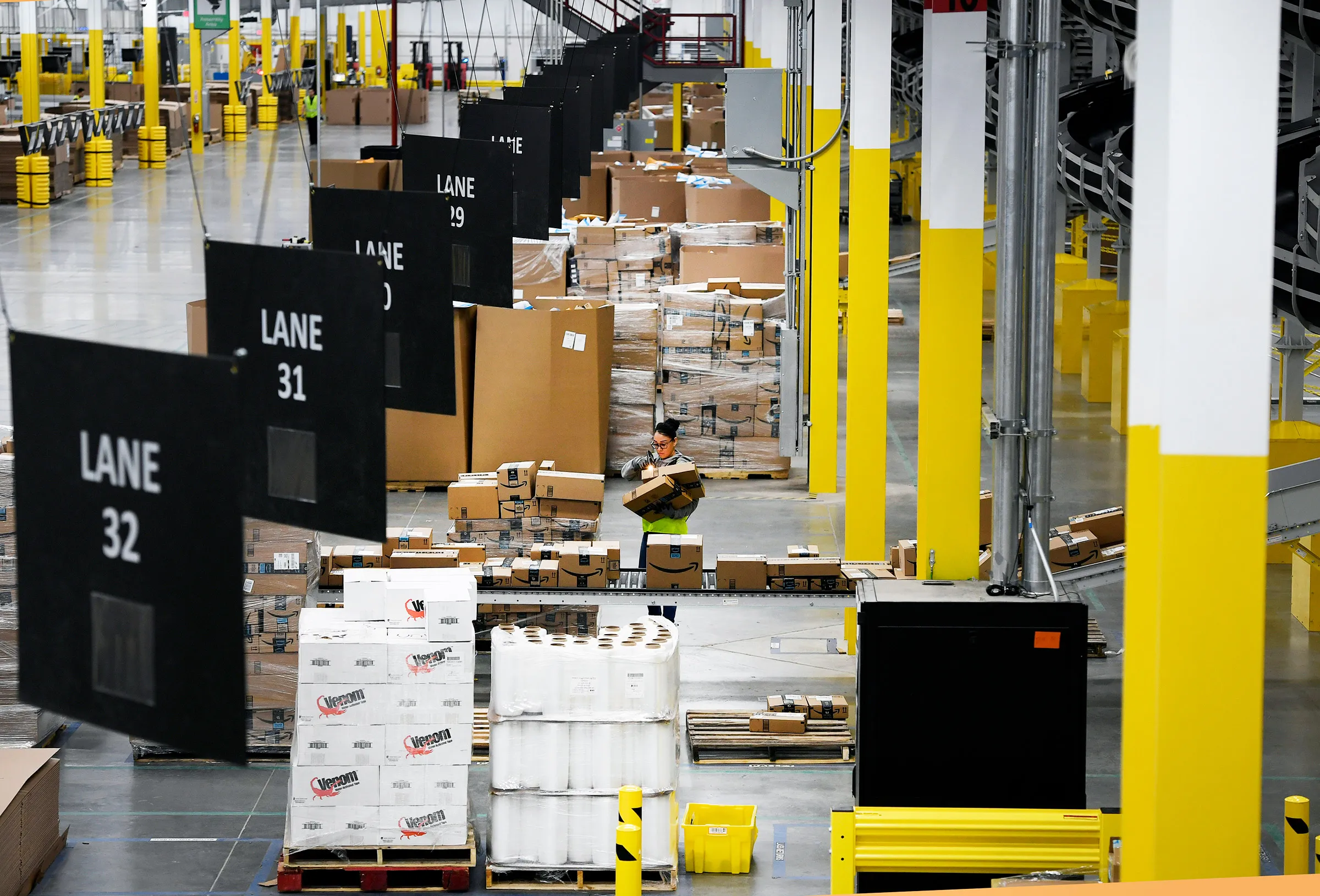 Amazon cho biết họ kh&ocirc;ng c&ograve;n ph&acirc;n v&acirc;n giữa chọn robot hay con người, m&agrave; kết hợp h&agrave;i h&ograve;a để đạt hiệu suất cao nhất.