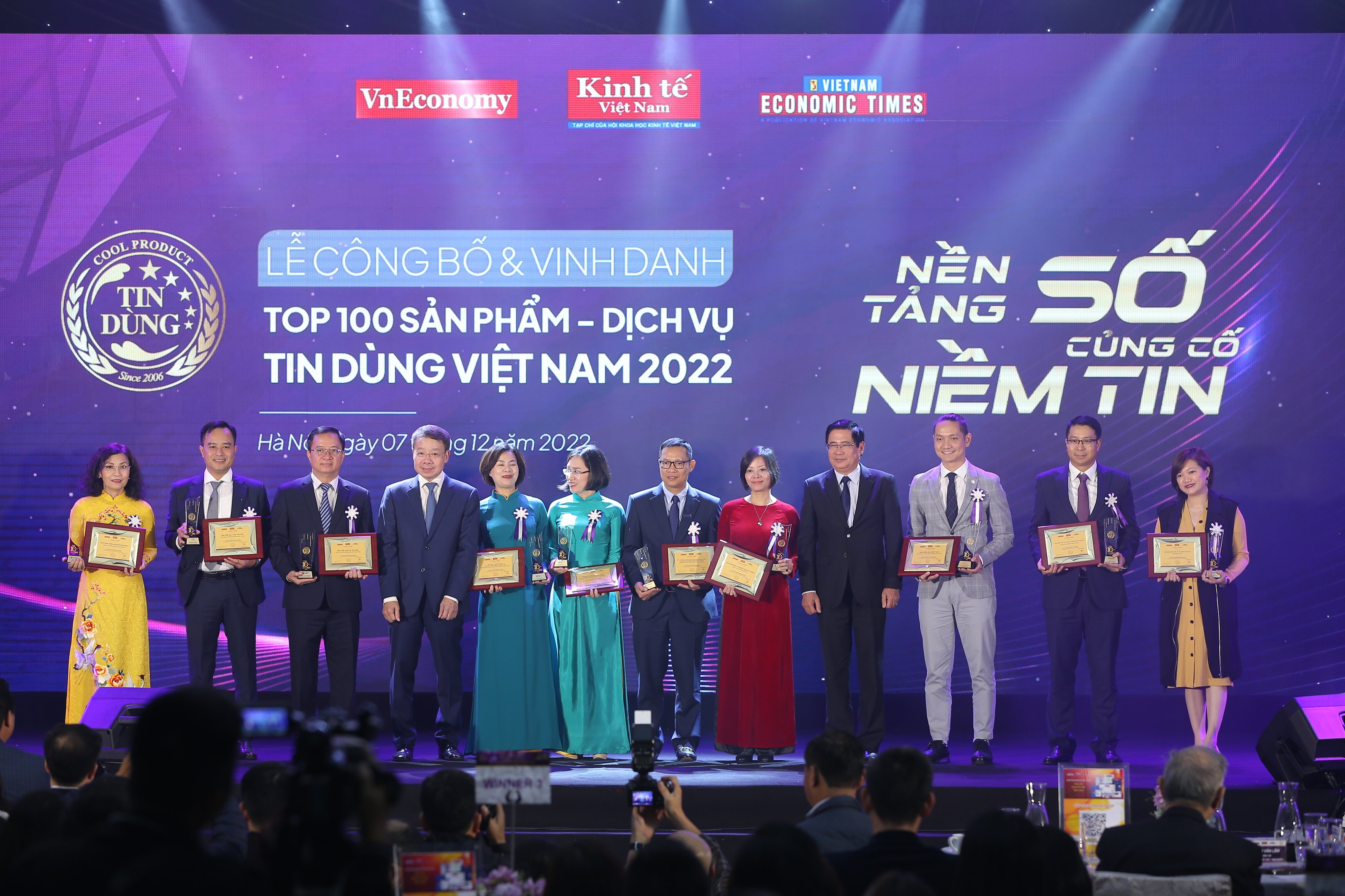 &Ocirc;ng L&yacute; Quốc H&ugrave;ng - Vụ trưởng Vụ Khoa học c&ocirc;ng nghệ - Bộ C&ocirc;ng Thương v&agrave; &ocirc;ng Nguyễn Quốc H&ugrave;ng - Tổng thư k&yacute; Hiệp hội Ng&acirc;n h&agrave;ng Việt Nam trao giải thưởng cho c&aacute;c sản phẩm v&agrave; dịch vụ nh&oacute;m ng&agrave;nh Ng&acirc;n h&agrave;ng- Bảo hiểm v&agrave; Chứng kho&aacute;n. Ảnh: Chu Xu&acirc;n Khoa.