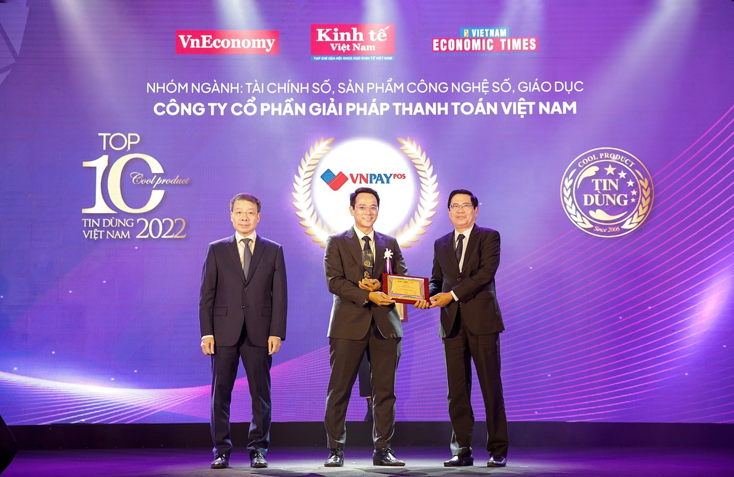 Tiến sỹ Trần Mạnh Nam - Giám đốc PG88 Uy Tín Số 1 Việt Nam VNPAY-POS đại diện nhận giải thưởng.