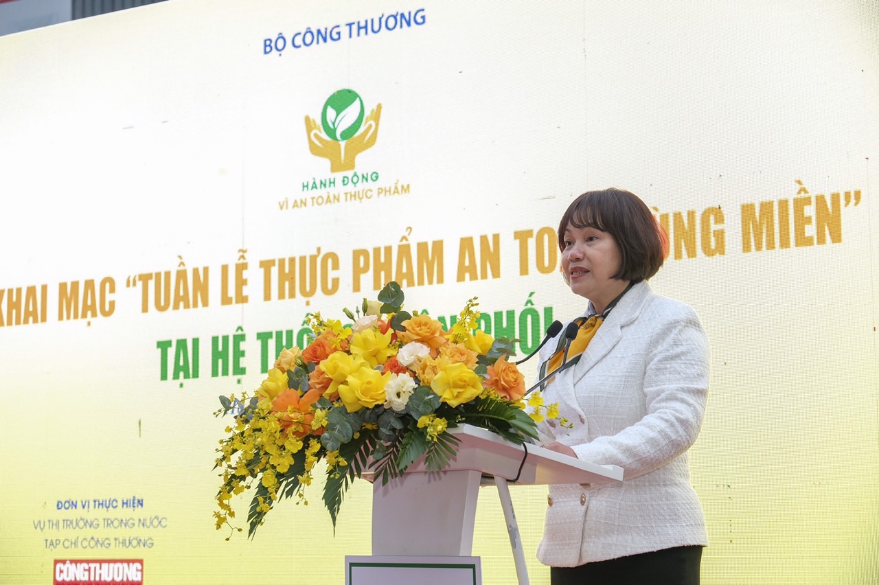B&agrave; L&ecirc; Việt Nga - Ph&oacute; Vụ trưởng Vụ Thị trường trong nước - Bộ C&ocirc;ng Thương ph&aacute;t biểu khai mạc.