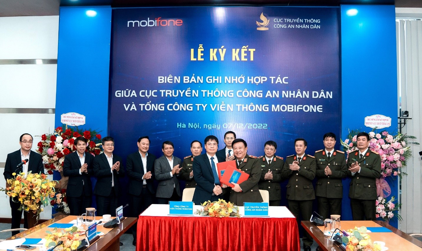 Thiếu tướng Đỗ Triệu Phong và ông Tô Mạnh Cường thay mặt hai đơn vị ký kết bản ghi nhớ hợp tác.