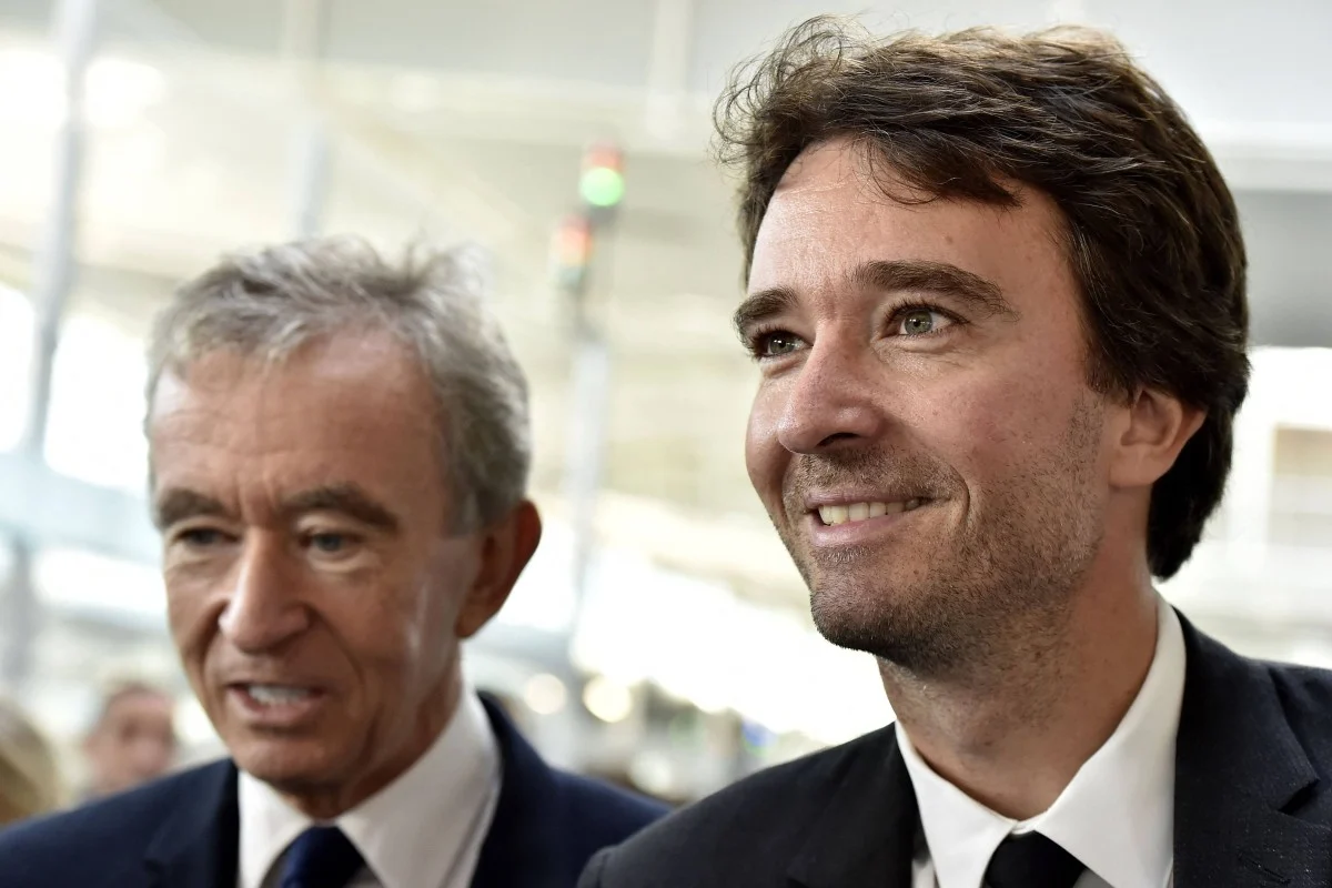 Việc tỷ ph&uacute; Bernard Arnault (tr&aacute;i) n&acirc;ng Antoine Arnault l&ecirc;n một vai tr&ograve; lớn hơn đ&atilde; th&uacute;c đẩy cuộc thảo luận về kế hoạch kế nhiệm của LVMH.