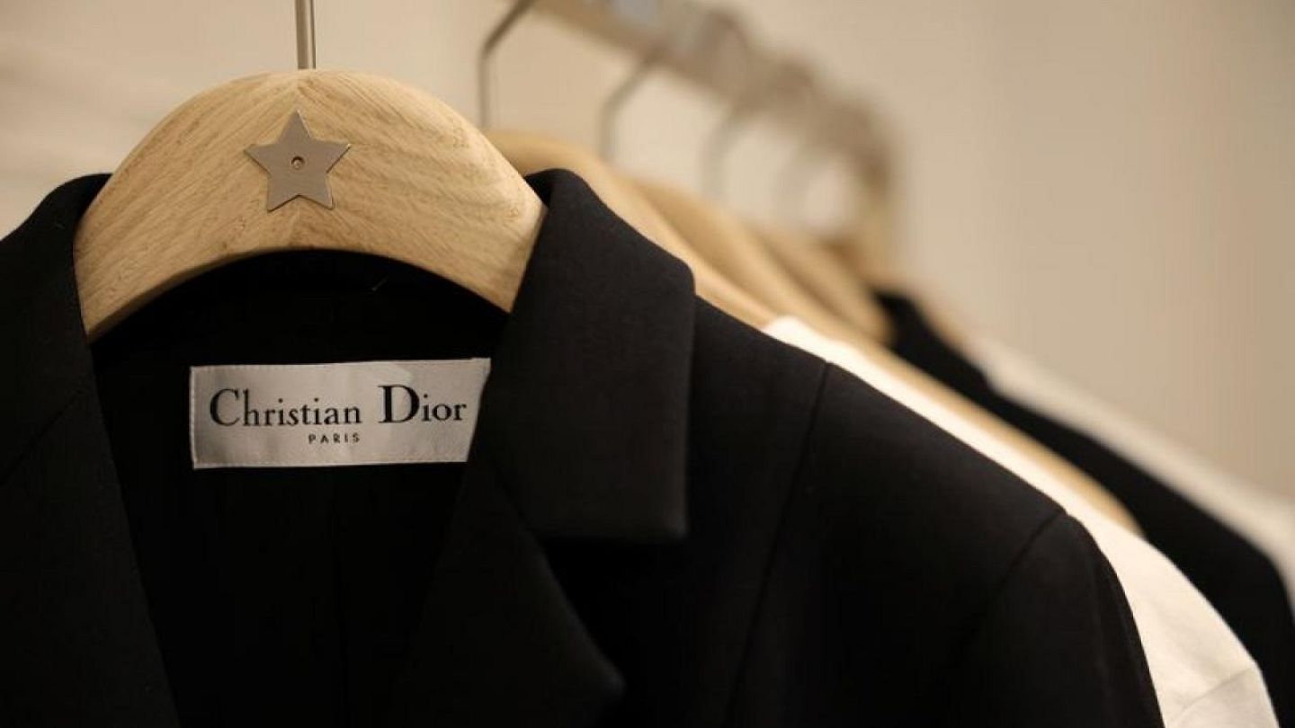 Christian Dior SE l&agrave; c&ocirc;ng ty ni&ecirc;m yết sở hữu phần lớn cổ phần của gia đ&igrave;nh Arnault trong LVMH.