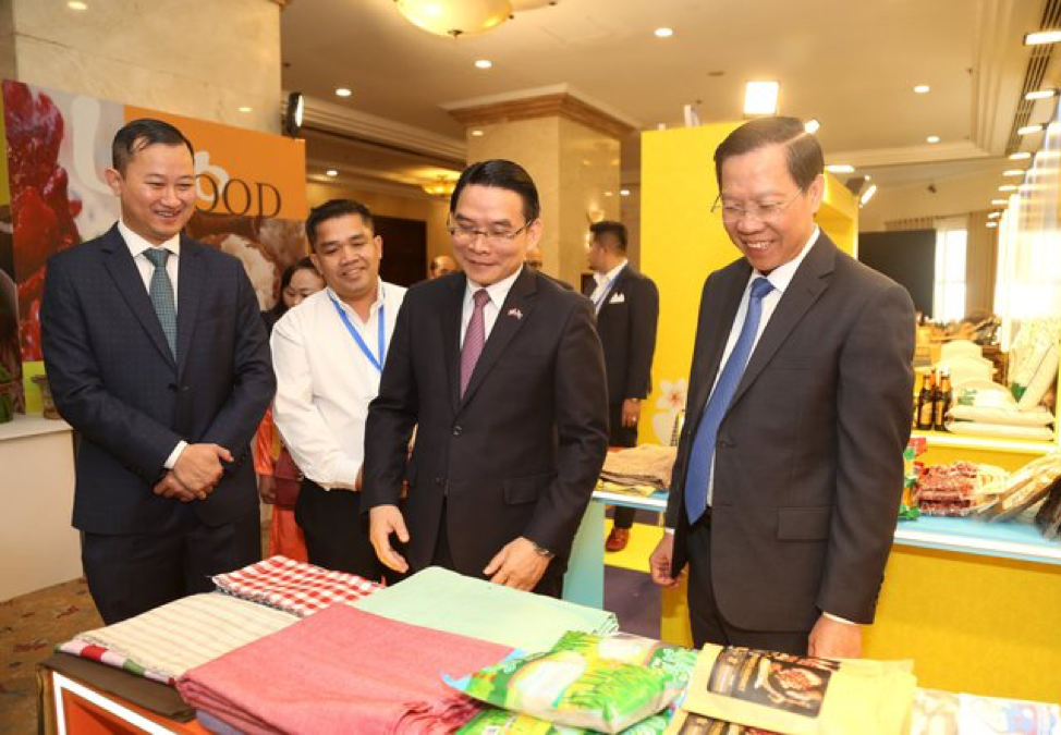 Chủ tịch UBND TPHCM Phan Văn Mãi cùng các đại biểu tham quan các gian hàng tại triển lãm trong khuôn khổ diễn đàn PG88 Sòng bạc trực tuyến TOP 1 Việt Nam | Casino, Nổ Hũ và Đầu tư Việt Nam-Lào.