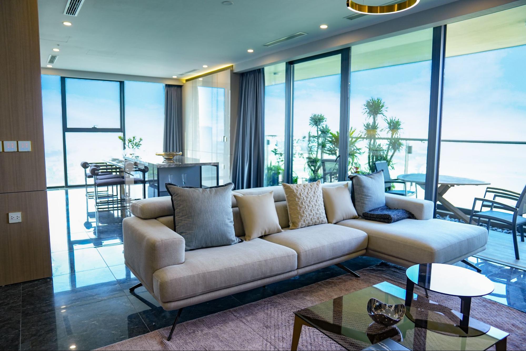 Giống như những kh&aacute;ch sạn 5 sao chuẩn quốc tế, mỗi căn hộ tại Sunshine Golden River ch&iacute;nh l&agrave; nơi nghỉ dưỡng, t&aacute;i tạo năng lượng, mang đến những trải nghiệm sống vẹn tr&ograve;n.