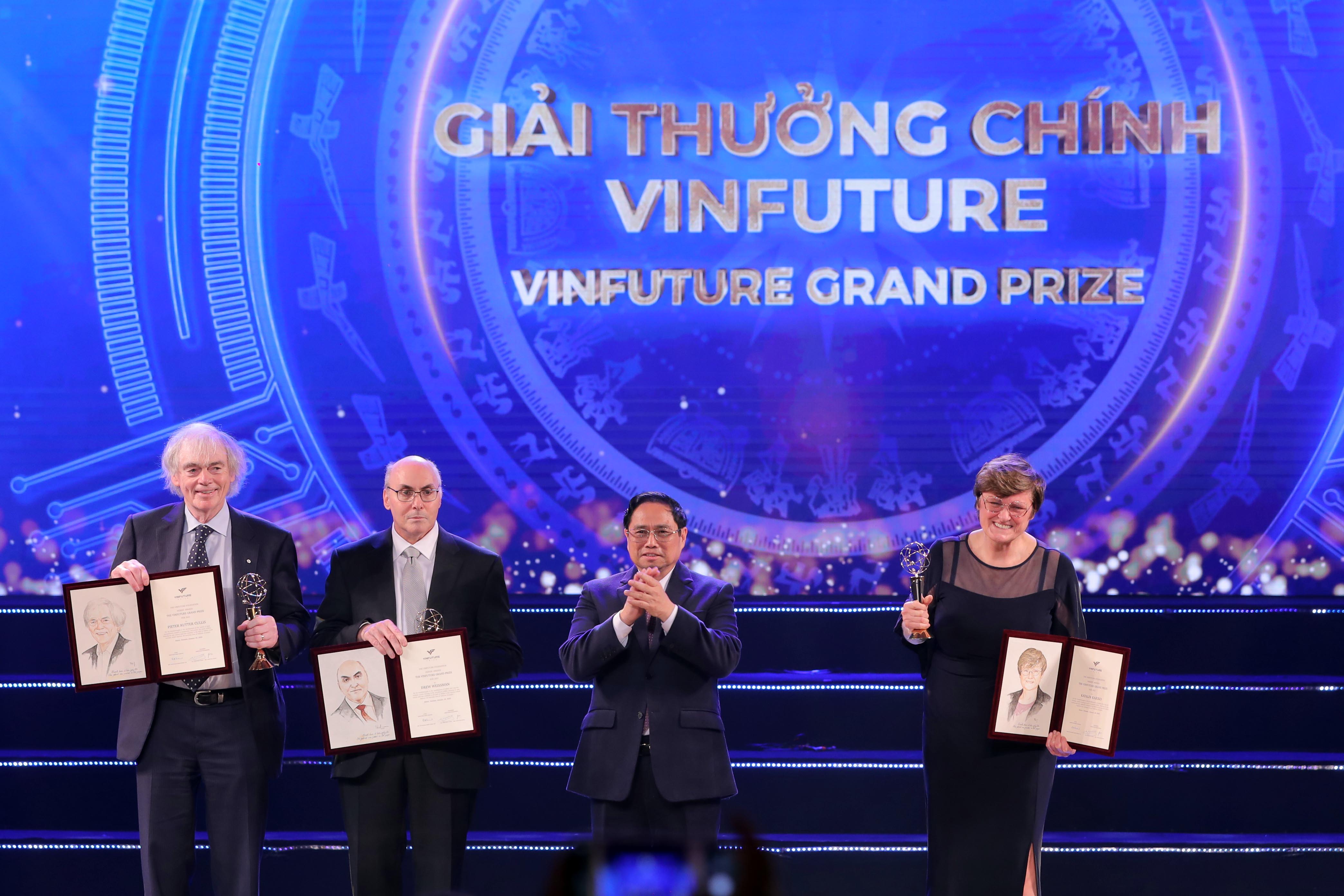 Thủ tướng Phạm Minh Ch&iacute;nh trao Giải thưởng cao nhất trị gi&aacute; 3 triệu đ&ocirc; la Mỹ cho 3 nh&agrave; khoa học Katalin Kariko, Drew Weissman (Mỹ) v&agrave; Pieter Cullis (Canada). (Ảnh: PV/Vietnam ) tại&nbsp;Lễ trao giải VinFuture lần thứ nhất diễn ra tối ng&agrave;y 20/1/2021.&nbsp;