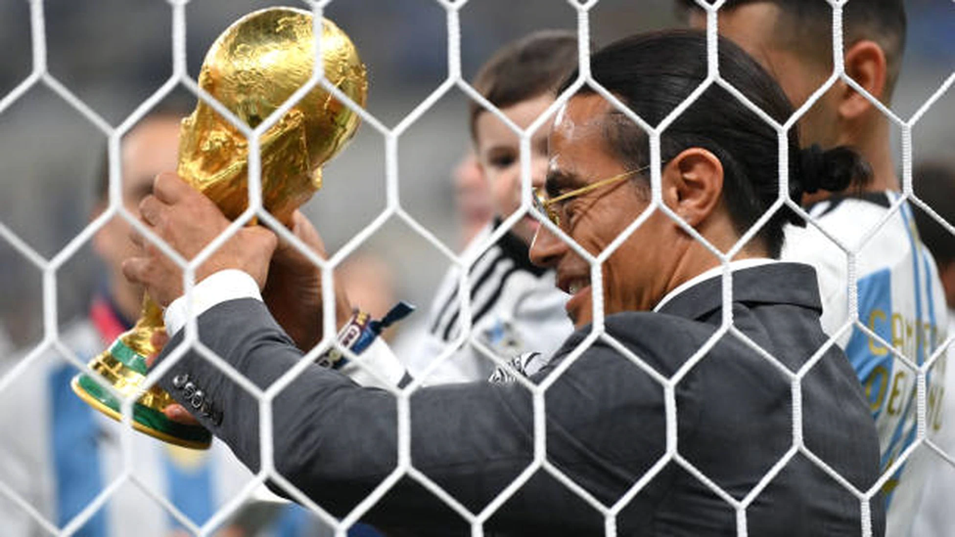 Nusret G&ouml;k&ccedil;e c&oacute; mặt&nbsp;trong m&agrave;n n&acirc;ng c&uacute;p của đội tuyển Argentina.