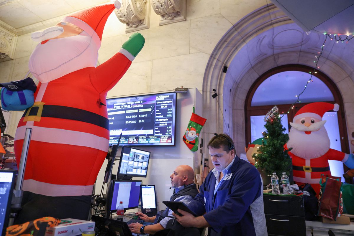 Các nhà giao dịch Pg88vnd dành cho Android và iOS tại Việt Nam trên sàn NYSE ở New York, Mỹ hôm 14/12/2022 - Ảnh: Reuters.