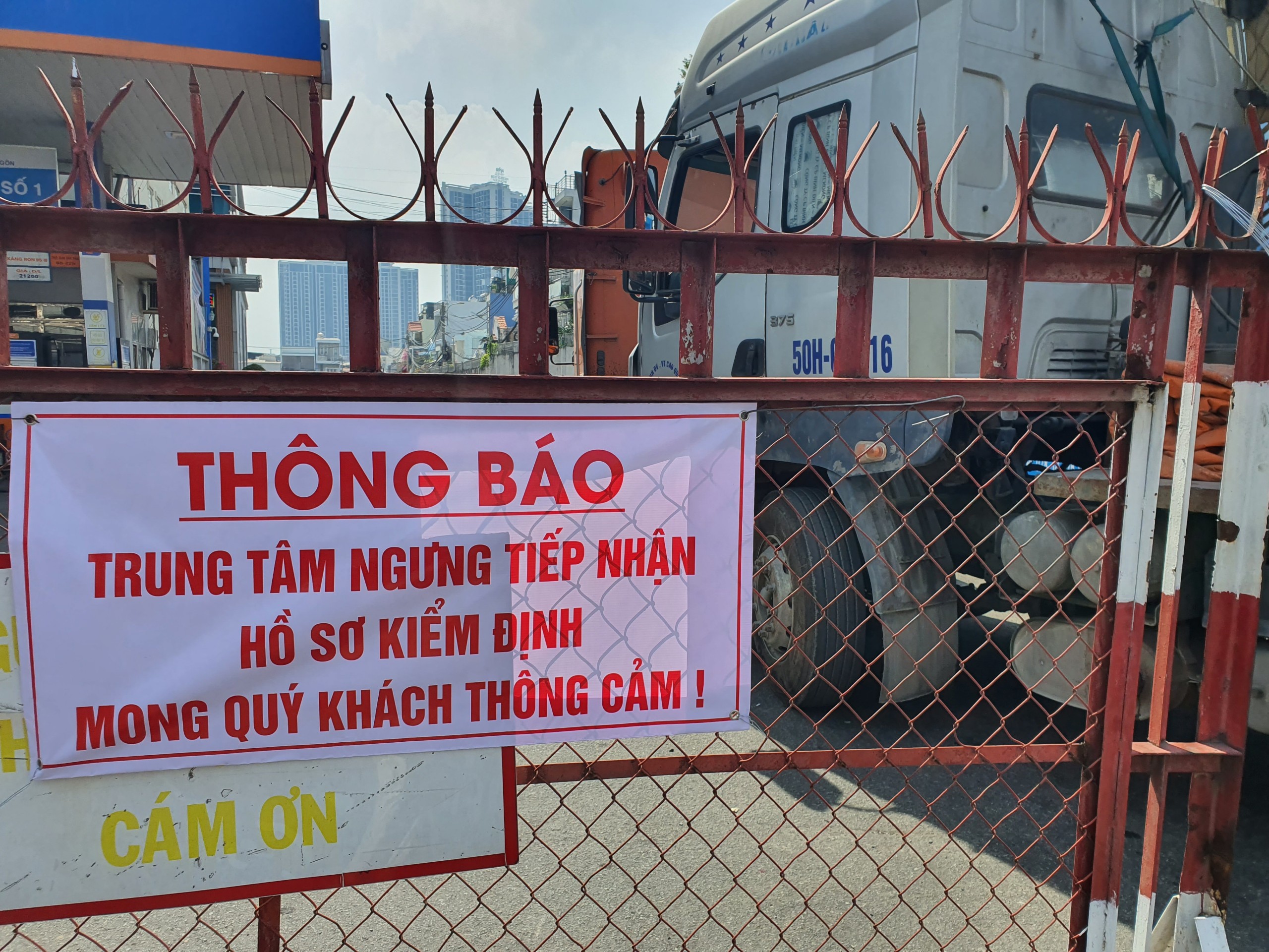 Qu&aacute; tải ở c&aacute;c trung t&acirc;m kiểm định xe cơ giới ở TP.HCM. Ảnh: Khang Ka.