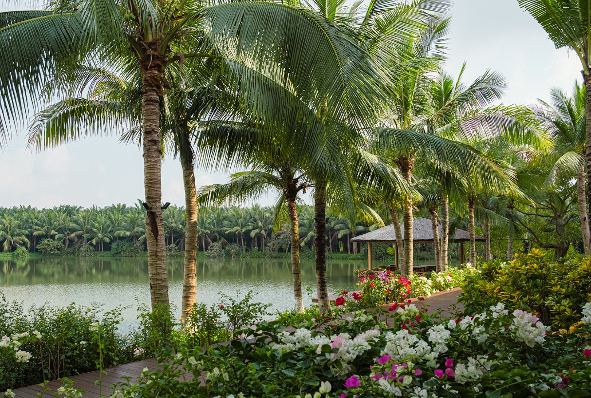 Quang cảnh thi&ecirc;n nhi&ecirc;n b&ecirc;n ngo&agrave;i nh&agrave; h&agrave;ng