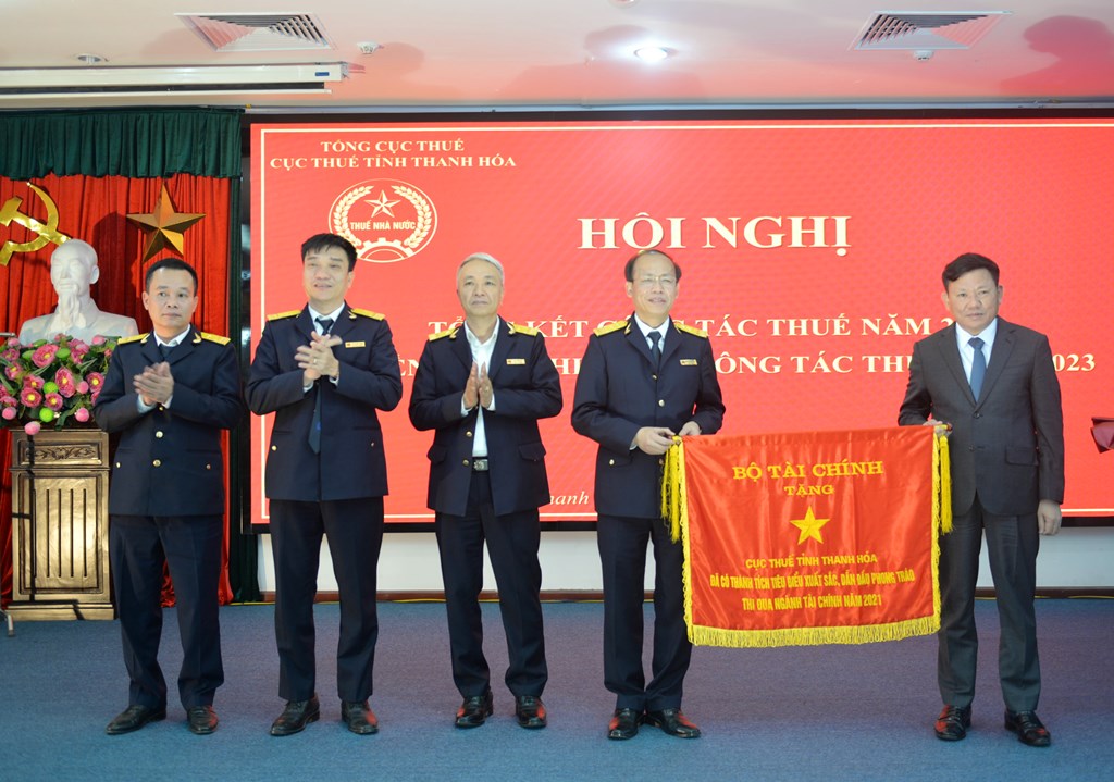 Ph&oacute; Chủ tịch Thường trực UBND tỉnh Nguyễn Văn Thi trao Cờ thi đua tập thể PG88 Sòng bạc trực tuyến TOP 1 Việt Nam | Casino, Nổ Hũ xuất sắc của Bộ T&agrave;i ch&iacute;nh cho Cục thuế tỉnh Thanh H&oacute;a