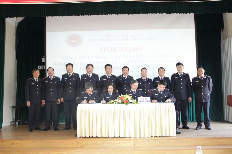 &nbsp;C&aacute;c đơn vị thuộc v&agrave; trực thuộc Cục Hải quan Thanh H&oacute;a k&yacute; kết giao ước thi đua năm 2023