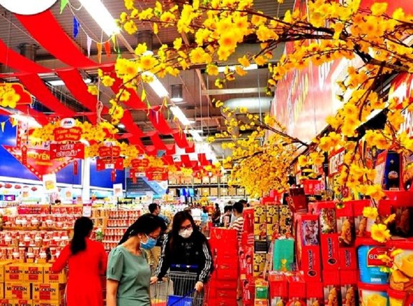 Nhiều chương trình khuyến mại được tung ra nhằm giảm giá hàng hoá, kích cầu tiêu dùng dịp Tết 2023.