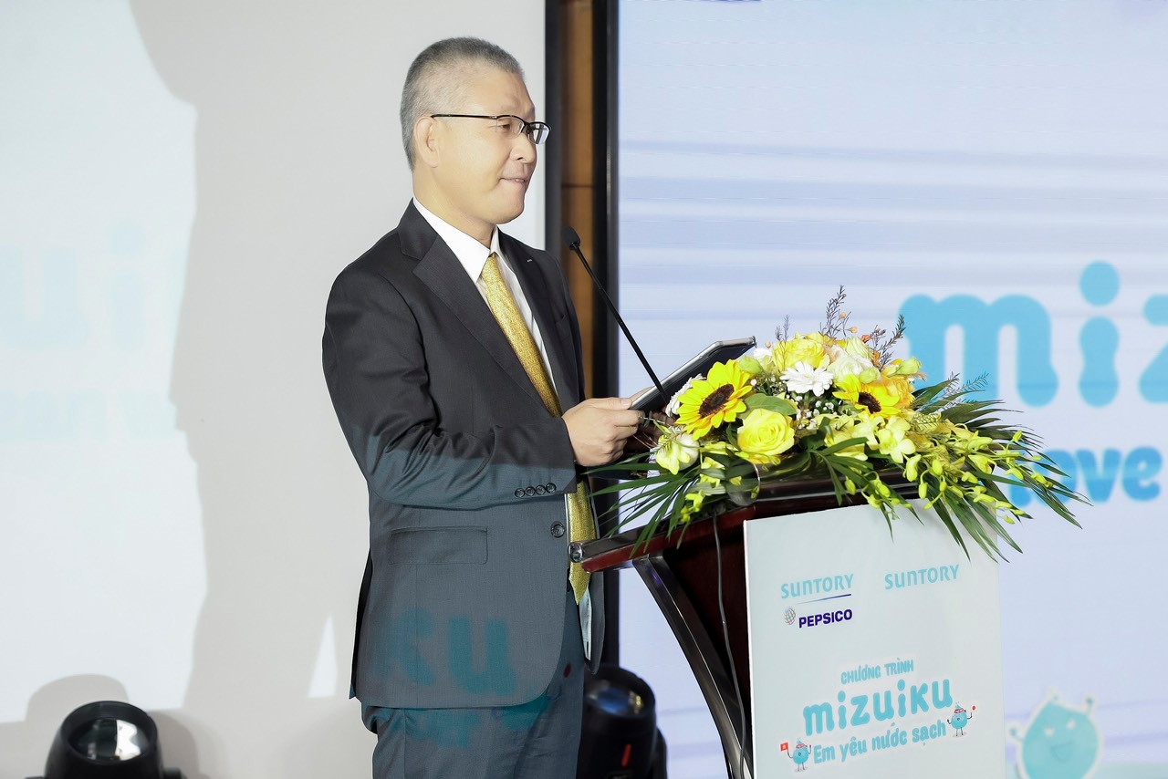 &Ocirc;ng Shigeaki Kazama - Ph&oacute; tổng gi&aacute;m đốc Bộ phận Ph&aacute;t triển Bền vững của Tậpđo&agrave;n Suntory.