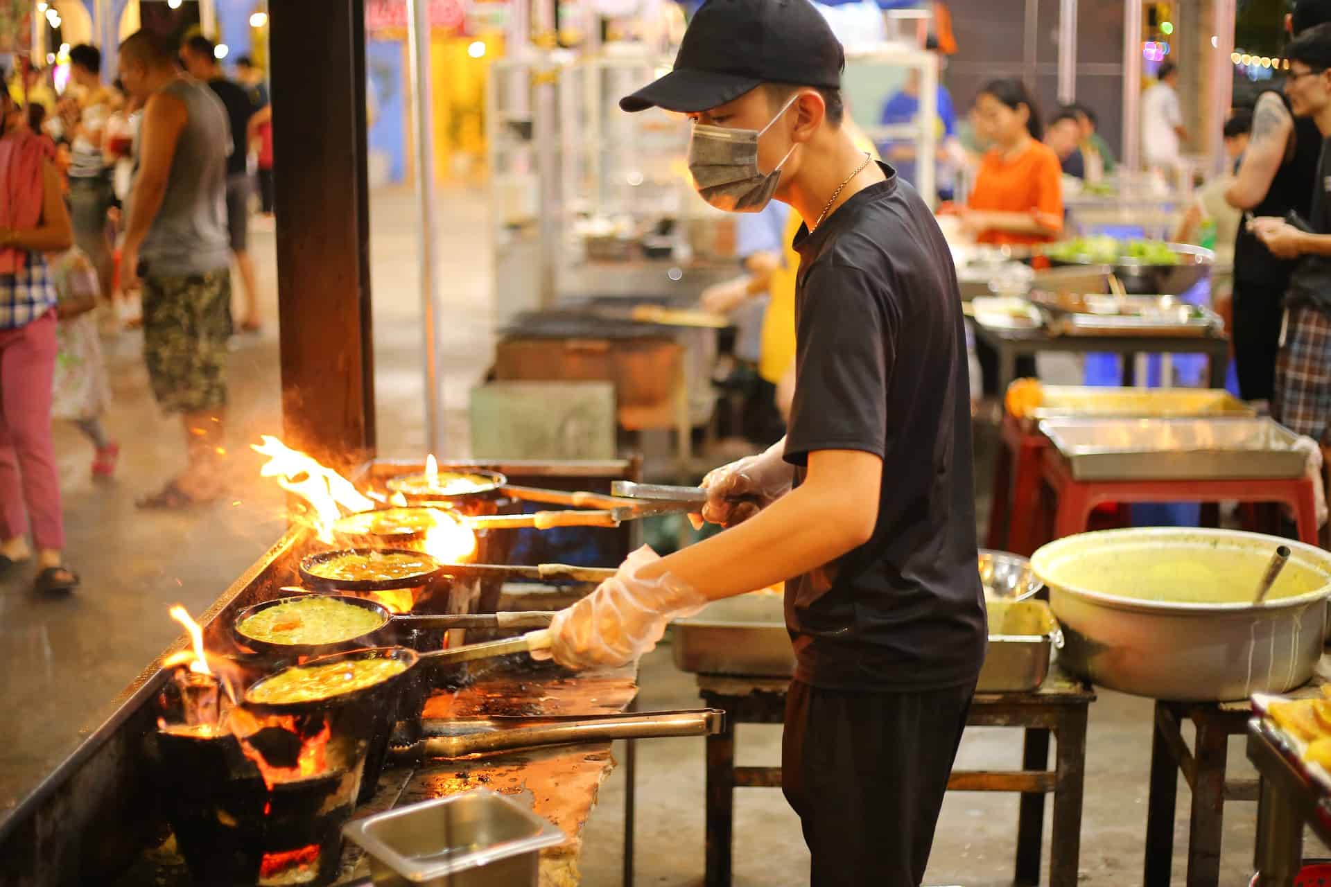 Tinh th&acirc;̀n &acirc;̉m thực Vi&ecirc;̣t Nam len lỏi khắp mọi nơi và xứng đáng đ&ecirc;̉ du khách nước ngoài tìm hi&ecirc;̉u, thưởng thức.