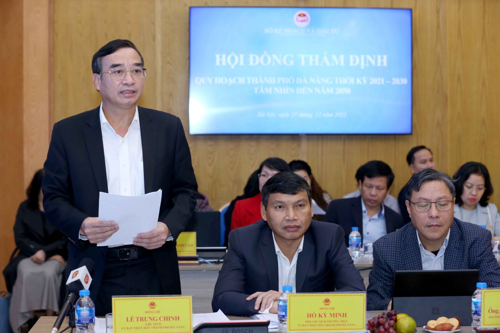 Chủ tịch UBND th&agrave;nh phố Đ&agrave; Nẵng L&ecirc; Trung Chinh ph&aacute;t biểu tại phi&ecirc;n họp - Ảnh: MP.