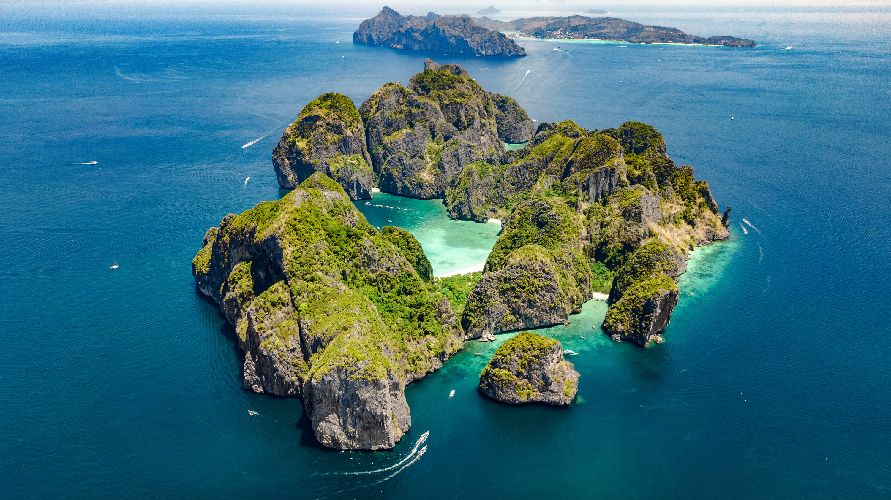 B&atilde;i biển Maya đ&atilde; mở cửa trở lại cho kh&aacute;ch du lịch trong năm nay, sau gần 40 th&aacute;ng nỗ lực phục hồi&nbsp;rạn san h&ocirc;.