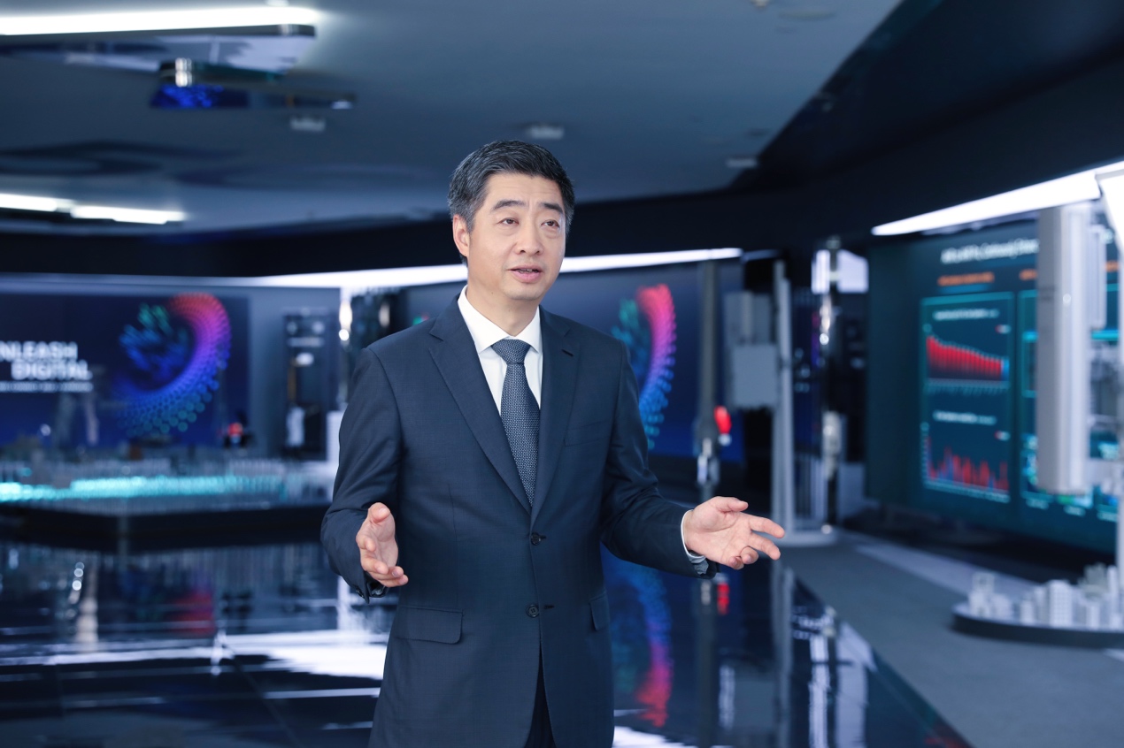 Ông Ken Hu, Chủ tịch Luân phiên của Huawei&nbsp;chia sẻ về phương ph&aacute;p sử dụng AI để th&uacute;c đẩy qu&aacute; tr&igrave;nh ph&aacute;t triển v&agrave; nghi&ecirc;n cứu dược phẩm mới.