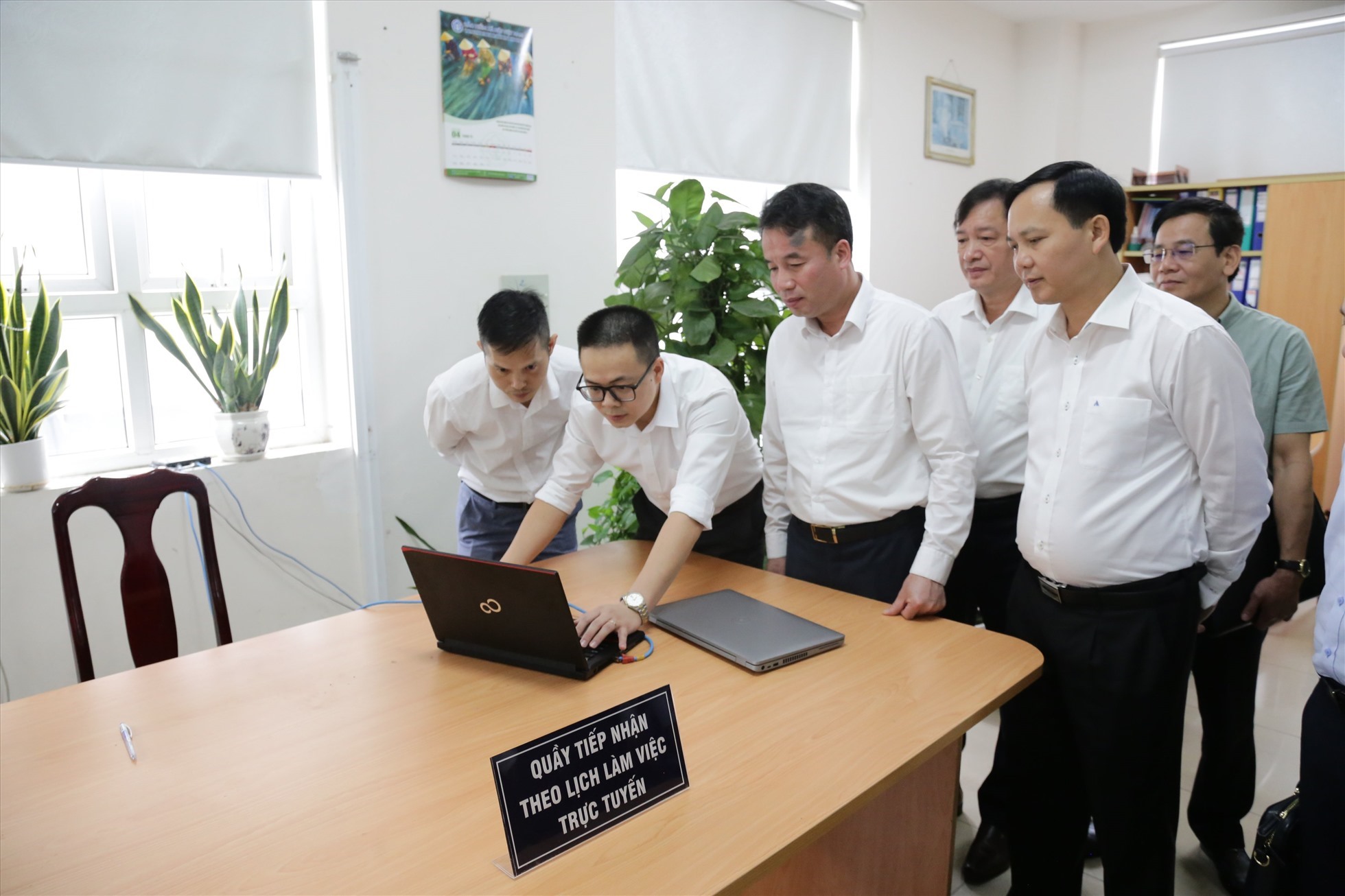 L&atilde;nh đạo Bảo hiểm x&atilde; hội Việt Nam kiểm tra t&iacute;nh năng đặt lịch l&agrave;m việc với cơ quan Bảo hiểm x&atilde; hội. Ảnh: Cơ quan BHXH.