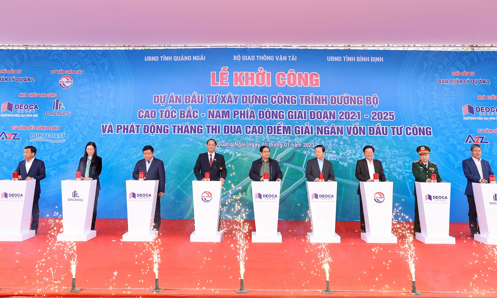 Thủ tướng v&agrave; l&atilde;nh đạo c&aacute;c bộ, ng&agrave;nh, địa phương c&oacute; dự &aacute;n đi qua thực hiện nghi thức khởi c&ocirc;ng - Ảnh: VGP