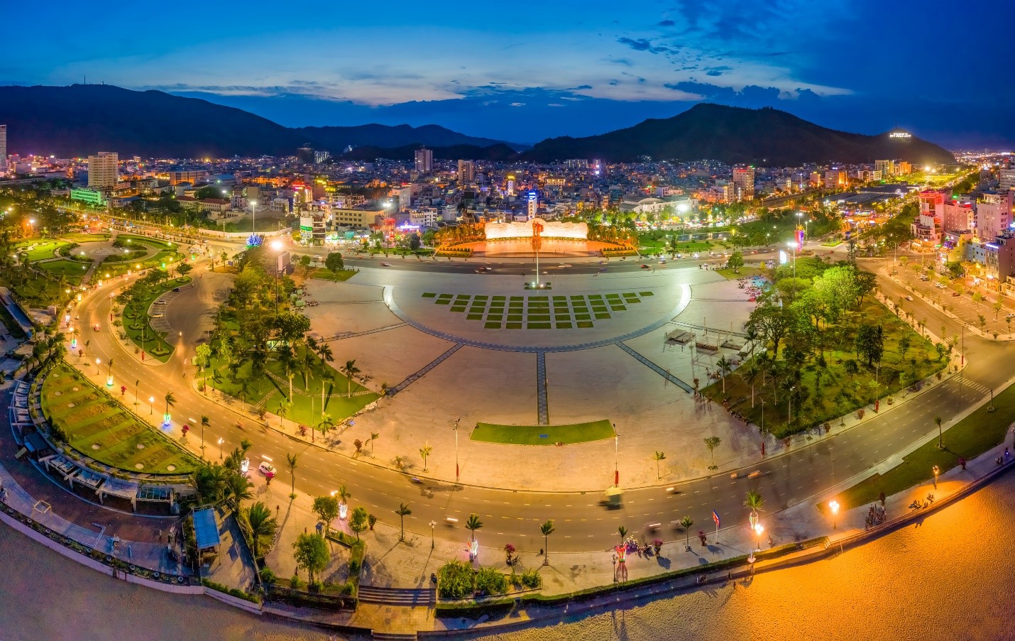 Quảng trường trung t&acirc;m th&agrave;nh phố Quy Nhơn c&oacute; quy m&ocirc; lớn l&ecirc;n đến 6,5ha. Nguồn: Shutterstock.