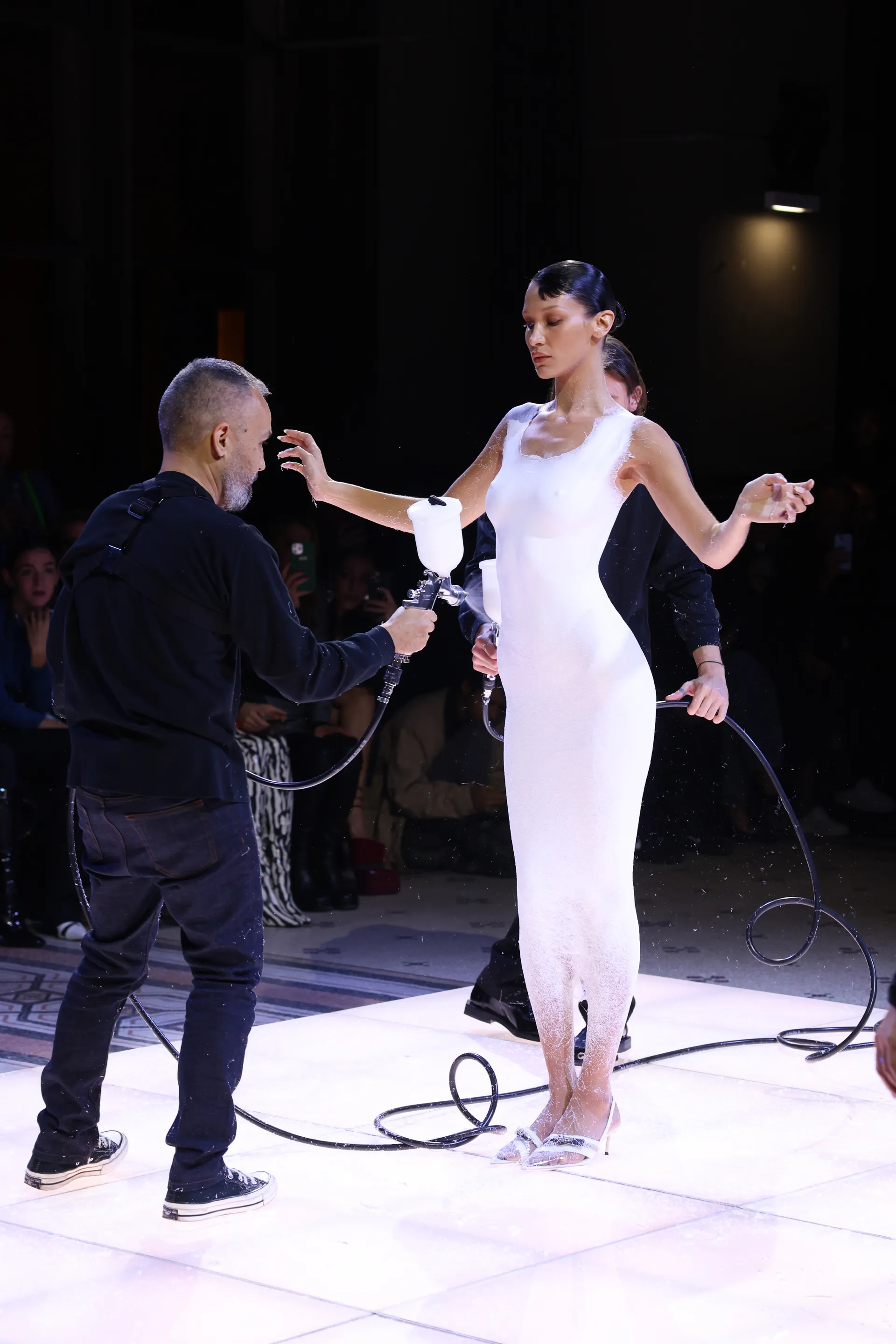 Chiếc v&aacute;y Coperni&nbsp;phun sơn l&ecirc;n người&nbsp;Bella Hadid&nbsp;được xem l&agrave; m&agrave;n tr&igrave;nh diễn mang t&iacute;nh biểu tượng nhất trong năm 2022.