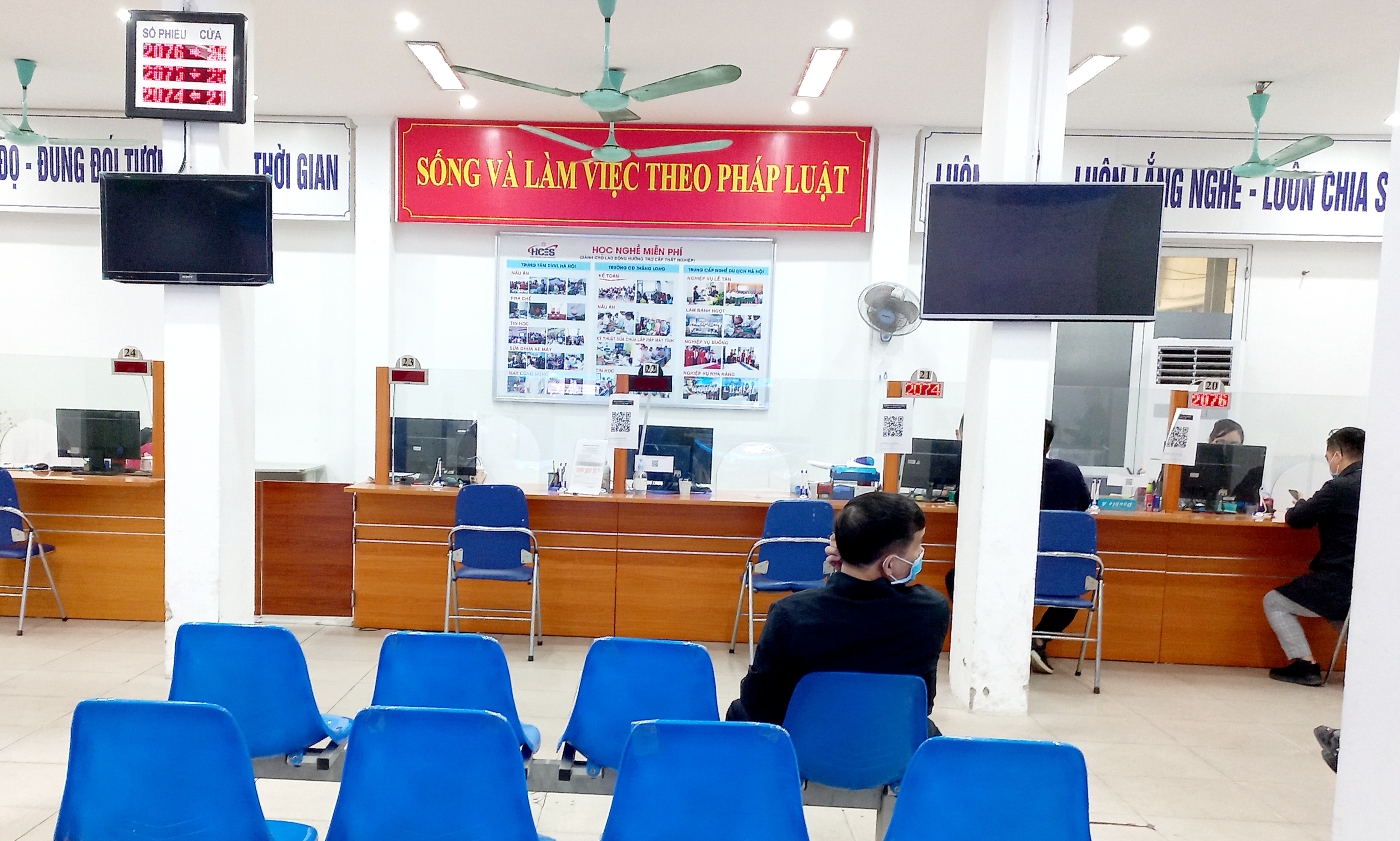 Khu vực giải quyết chế độ bảo hiểm 6Pg88.com Website Đẳng Cấp Số 1 tại Trung t&acirc;m Dịch vụ việc l&agrave;m H&agrave; Nội. Ảnh - N.Dương.&nbsp;