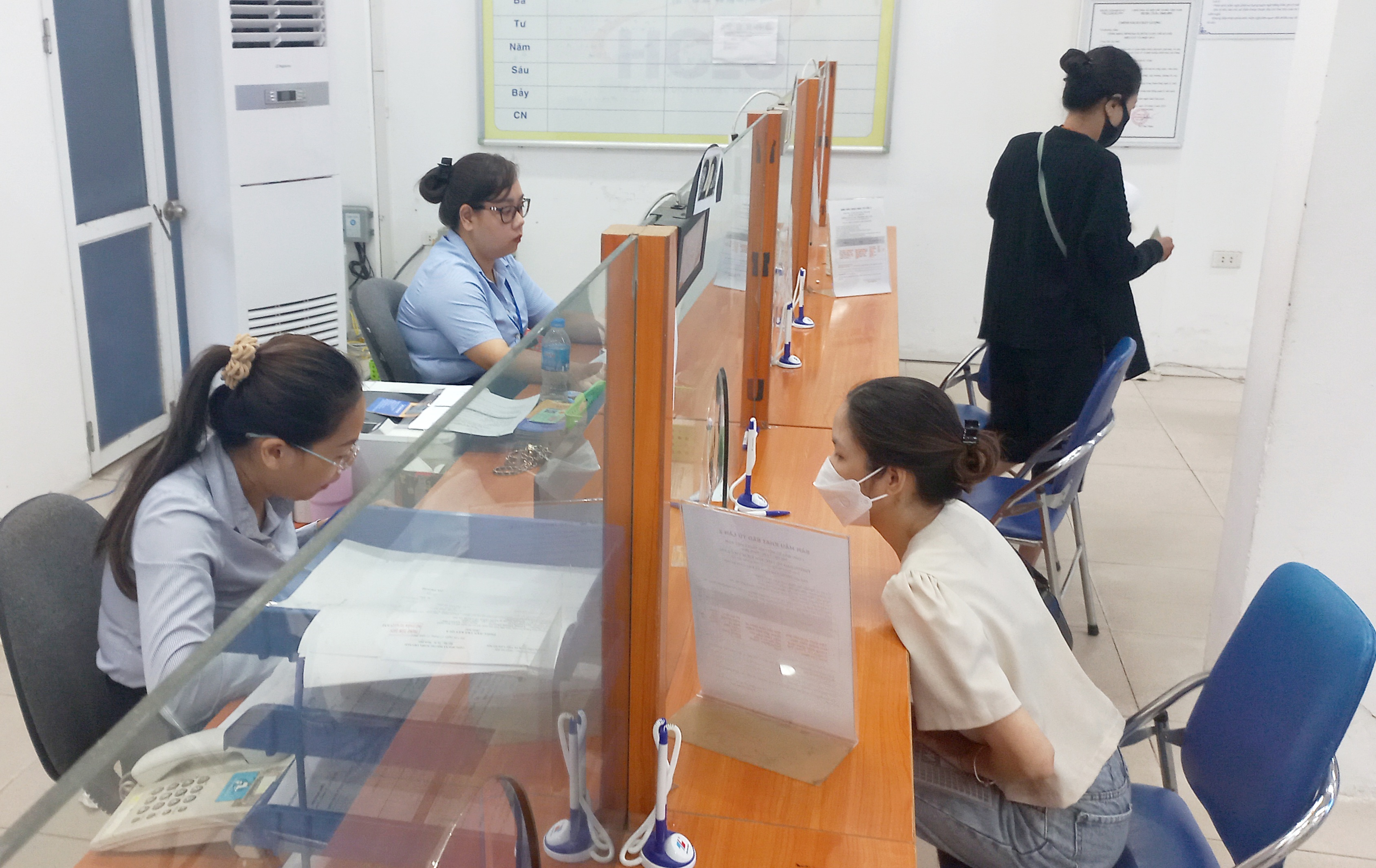 Người lao động làm thủ tục hưởng trợ cấp thất nghiệp tại Hà Nội. Ảnh - N.Dương. 