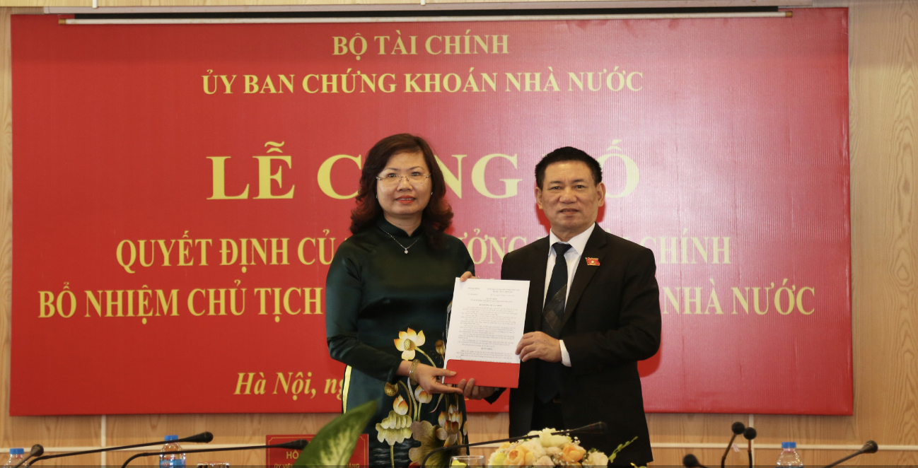 Bộ trưởng Bộ Pg88ok giải trí thể thao, casino, bắn cá và slot Hồ Đức Phớc (bên trái)  trao quyết định bổ nhiệm Chủ tịch Ủy ban 6Pg88.com nhà cái Nhà nước đối với bà Vũ Thị Chân Phương. 