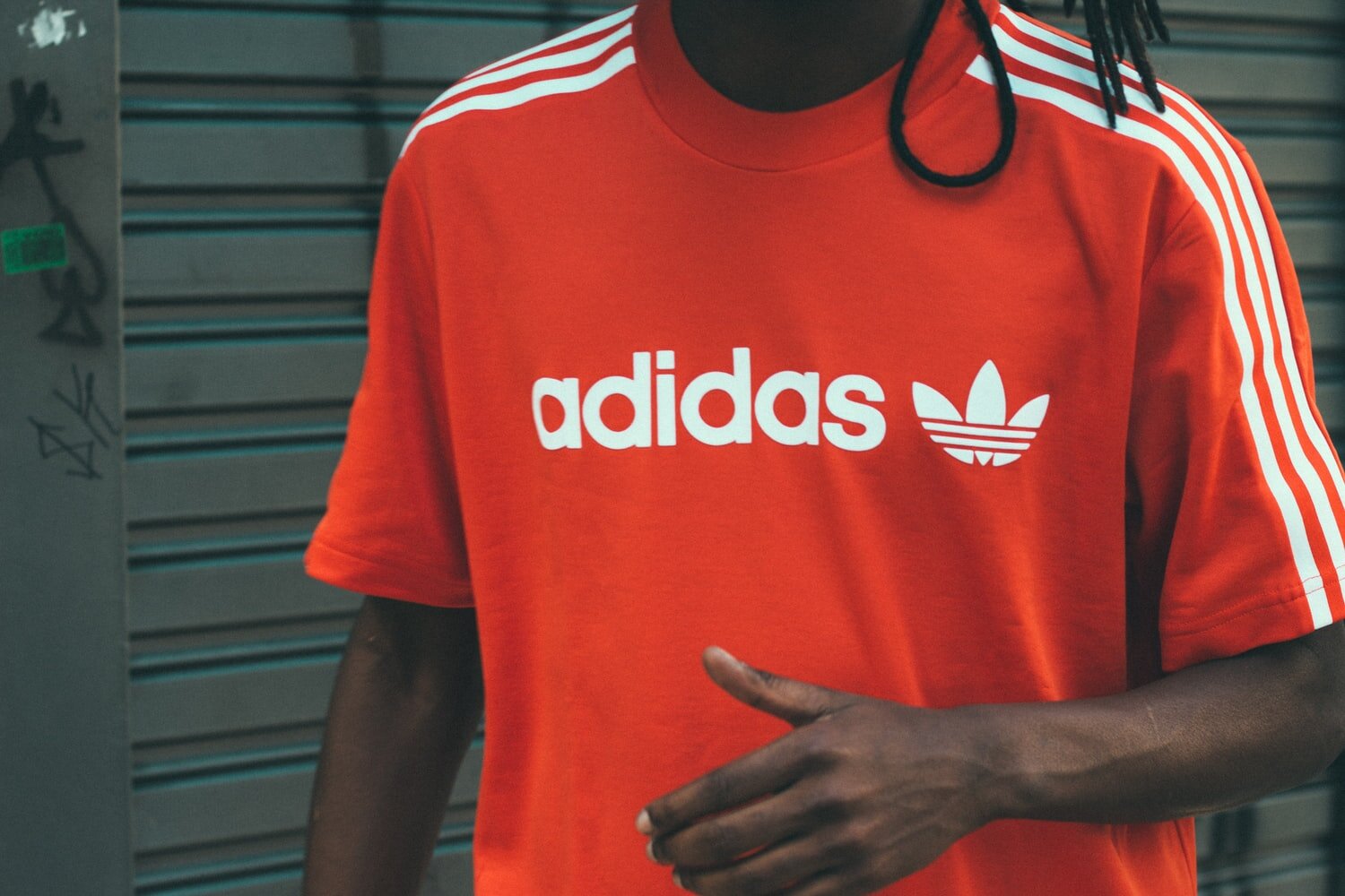 Adidas mong muốn được bảo hộ bản quyền cho ba sọc tương đương song song c&oacute; chiều rộng bằng nhau được &aacute;p dụng cho sản phẩm theo bất kỳ hướng n&agrave;o.