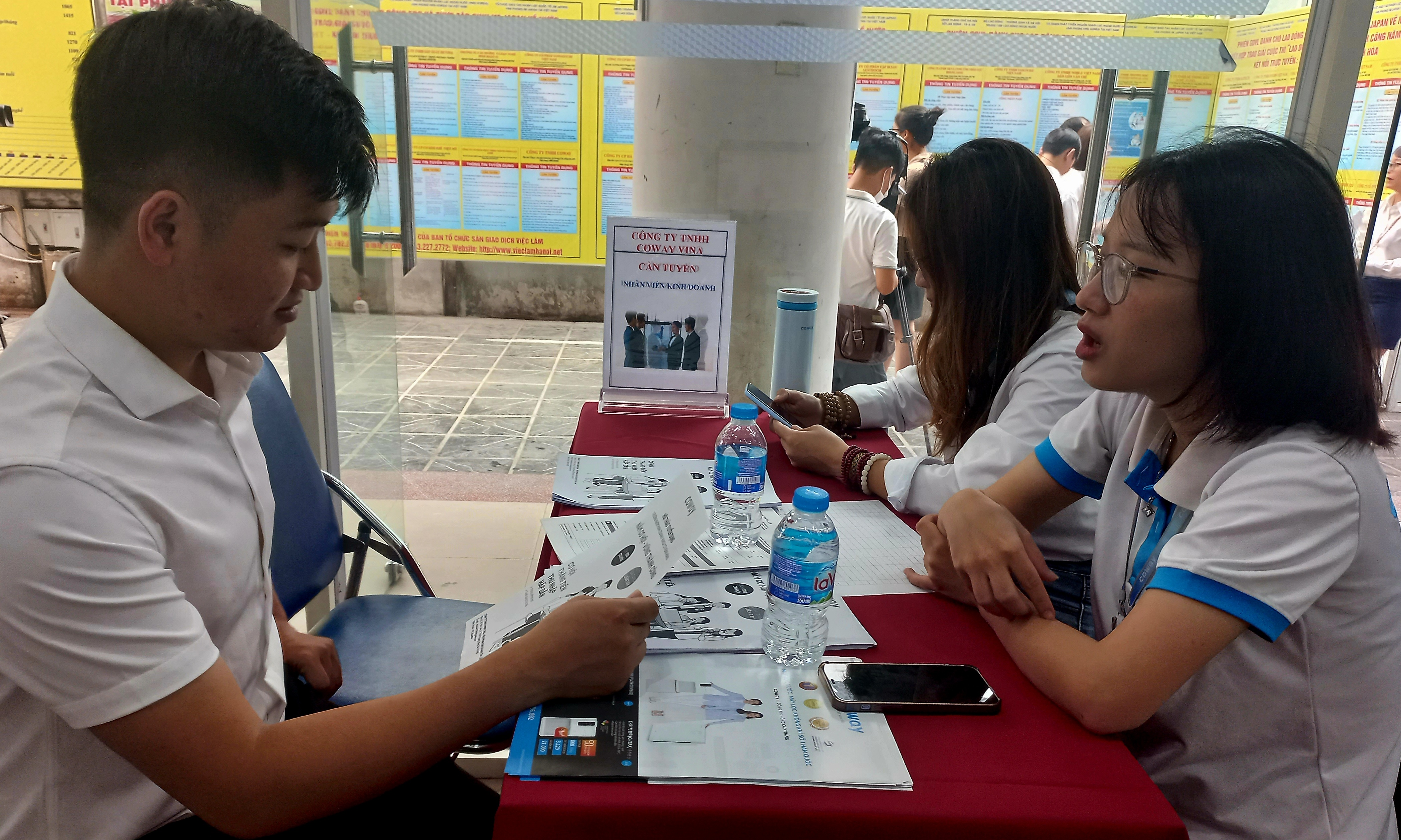 Một phi&ecirc;n giao dịch việc l&agrave;m kết nối PG88 Sòng bạc trực tuyến TOP 1 Việt Nam | Casino, Nổ Hũ từ H&agrave;n Quốc, Nhật Bản về nước. Ảnh - N.Dương.&nbsp;