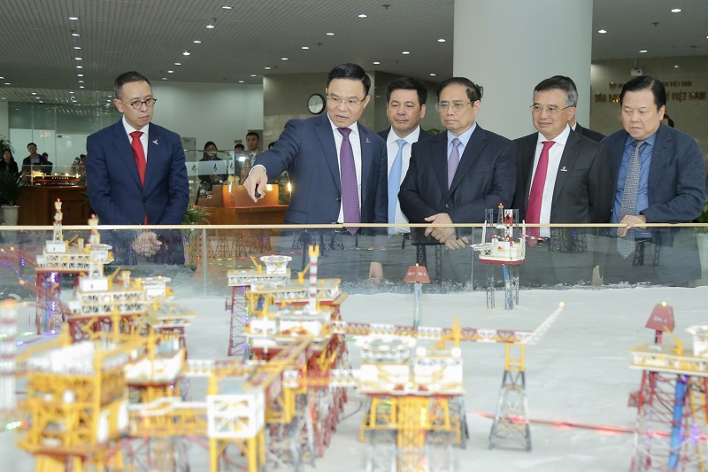 Thủ tướng Ch&iacute;nh phủ Phạm Minh Ch&iacute;nh nghe giới thiệu về hoạt động dầu kh&iacute; tại mỏ Bạch Hổ, mỏ dầu khai th&aacute;c đầu ti&ecirc;n tại Việt Nam. Ảnh: PVN.