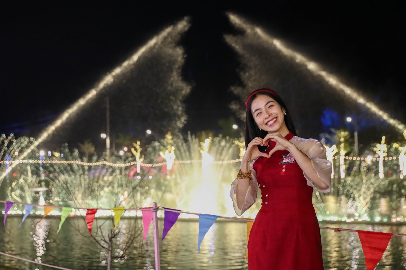 Khu vực vườn đ&agrave;o v&agrave; nhạc nước ở khu đ&ocirc; thị Mailand Ho&agrave;ng Đồng được c&aacute;c bạn trẻ check-in tại Lễ Hội Hoa Đ&agrave;o Xứ Lạng 2023.
