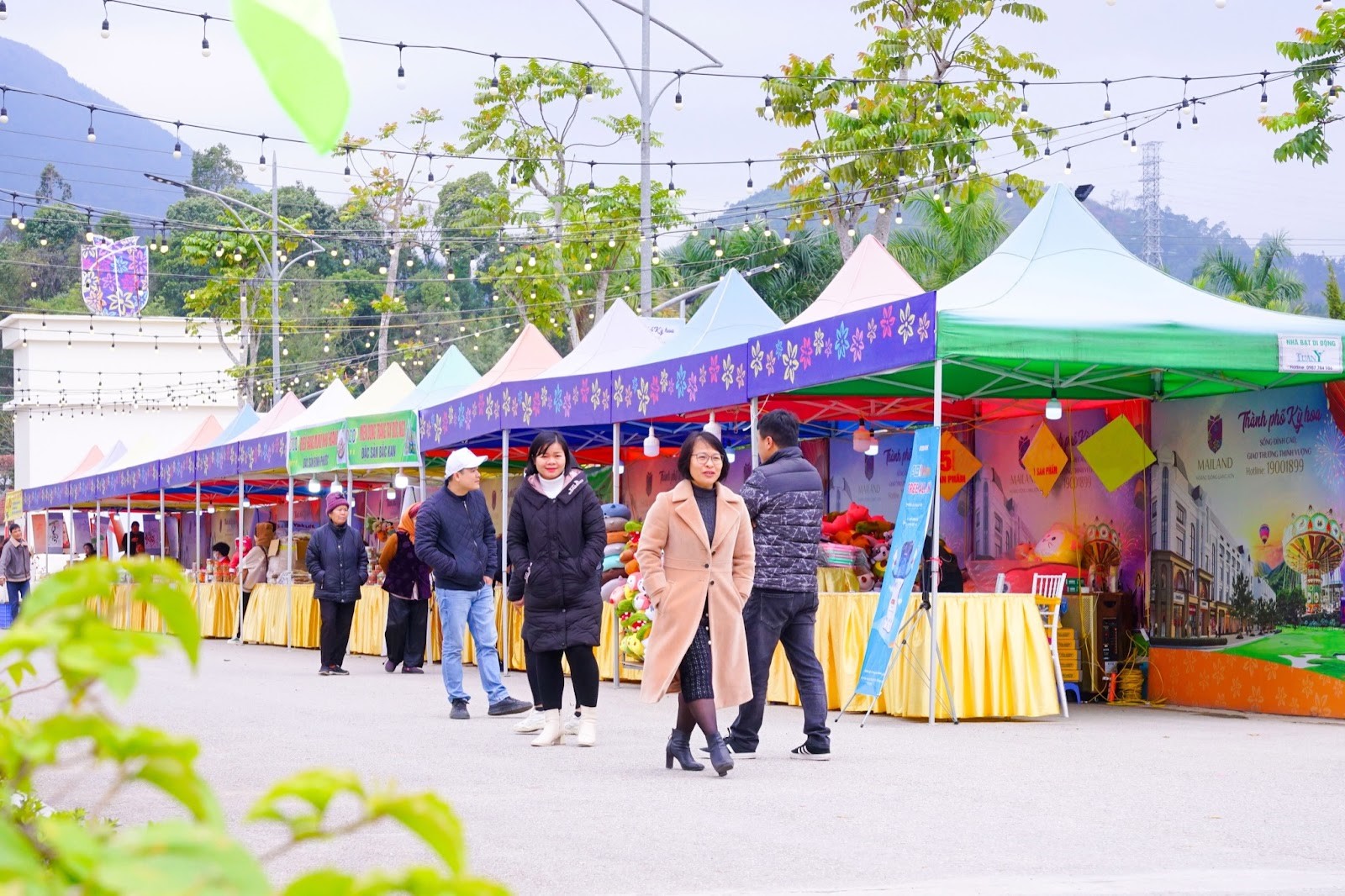 Hội chợ Doanh Trấn Kỳ Hoa với 50 gian h&agrave;ng để du kh&aacute;ch trải nghiệm đặc sản của Lạng Sơn. &nbsp;