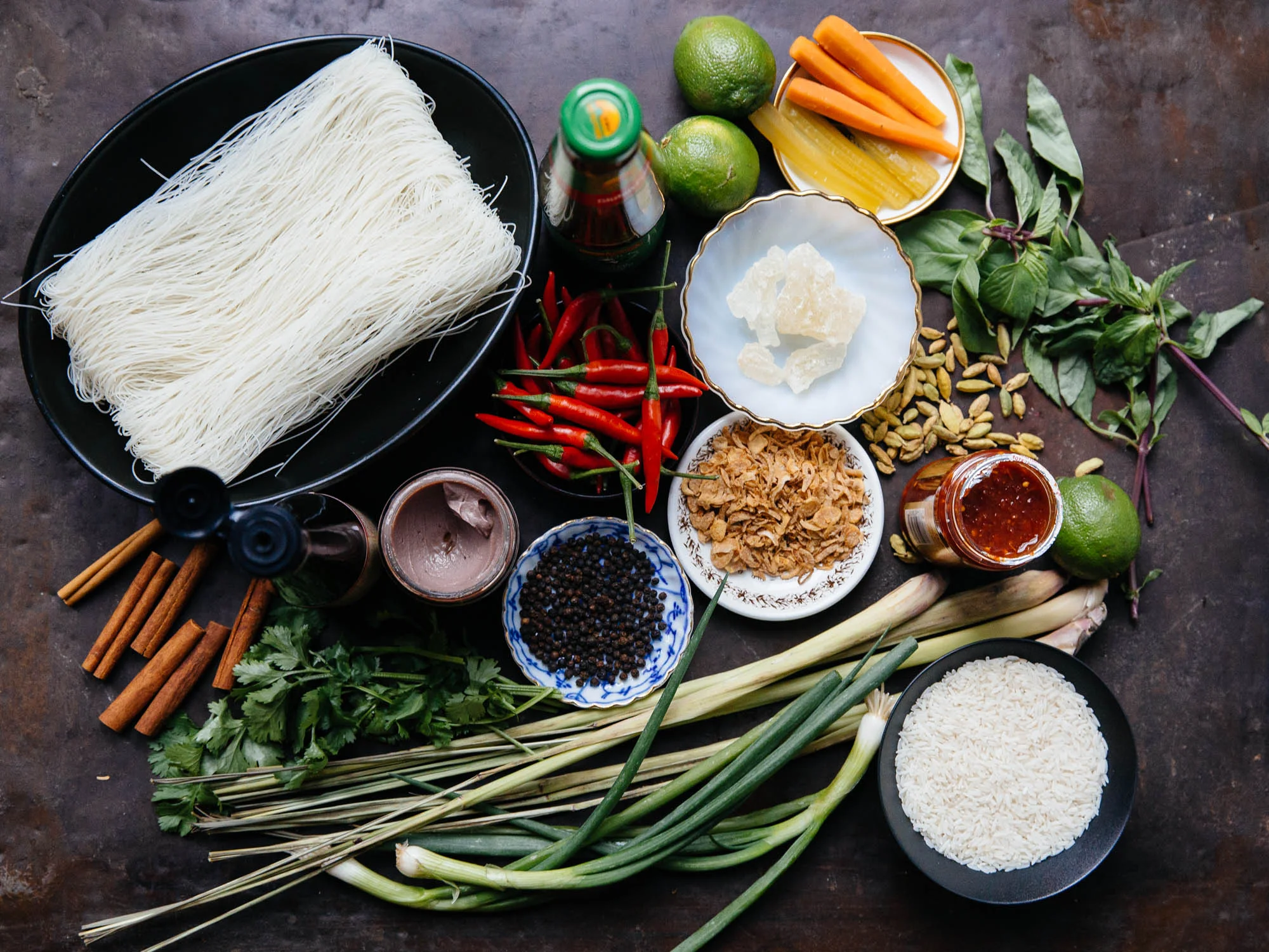 Gia vị b&acirc;y giờ kh&ocirc;ng chỉ l&agrave; dạng bột, m&agrave; c&ograve;n c&oacute; dạng vi&ecirc;n n&eacute;n, sốt sệt, sốt lo&atilde;ng... nhằm mở rộng đối tượng kh&aacute;ch h&agrave;ng từ b&igrave;nh d&acirc;n đến cao cấp.