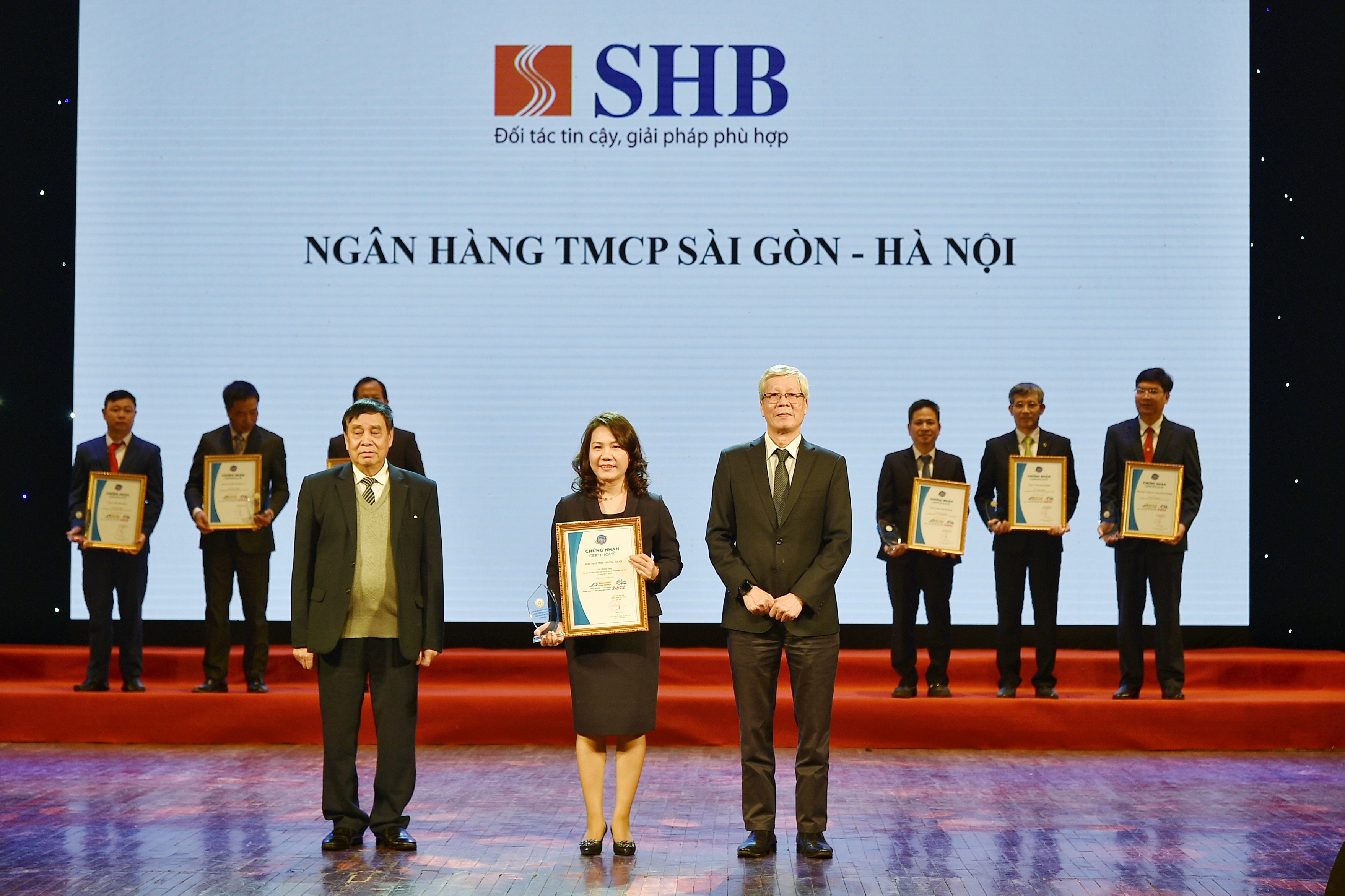Phó Tổng Giám đốc Ninh Thị Lan Phương đại diện SHB nhận giải thưởng “Top 10 Pg88 com chính chủ thu xếp vốn đầu tư hiệu quả cho các Link Trang Chủ PG88.Com Mới #2026 năng lượng Việt Nam từ năm 2017 - 2022”.