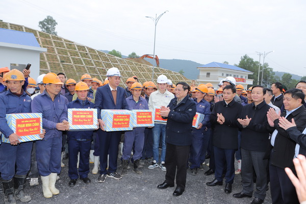 Thủ tướng tặng qu&agrave; cho c&aacute;c bộ, kỹ sư, c&ocirc;ng nh&acirc;n tại c&ocirc;ng trường.