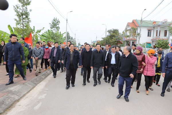 Người d&acirc;n th&ocirc;n 4, x&atilde; Đ&ocirc;ng Minh, huyện Đ&ocirc;ng Sơn, tỉnh Thanh H&oacute;a đ&oacute;n Thủ tướng về thăm.