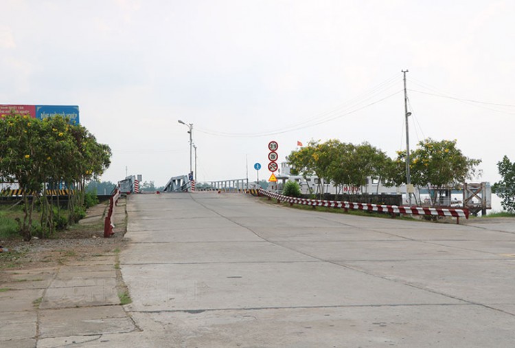 Cầu dẫn xuống phao ph&agrave; T&acirc;n Ph&uacute;.